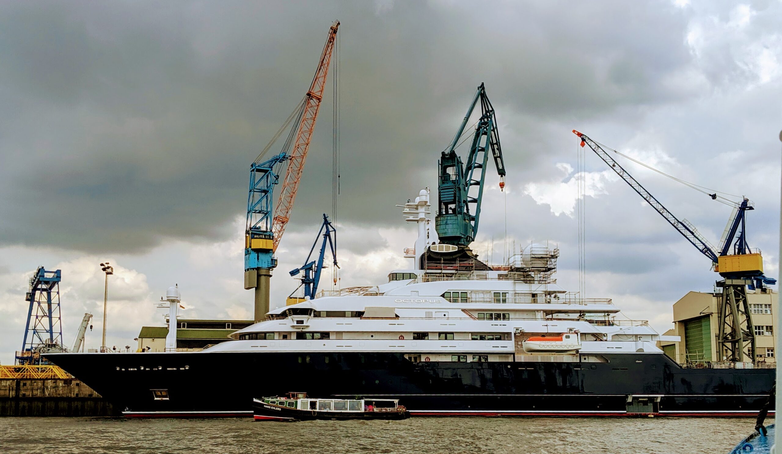 Lürssen explorer yacht Octopus in Hamburg