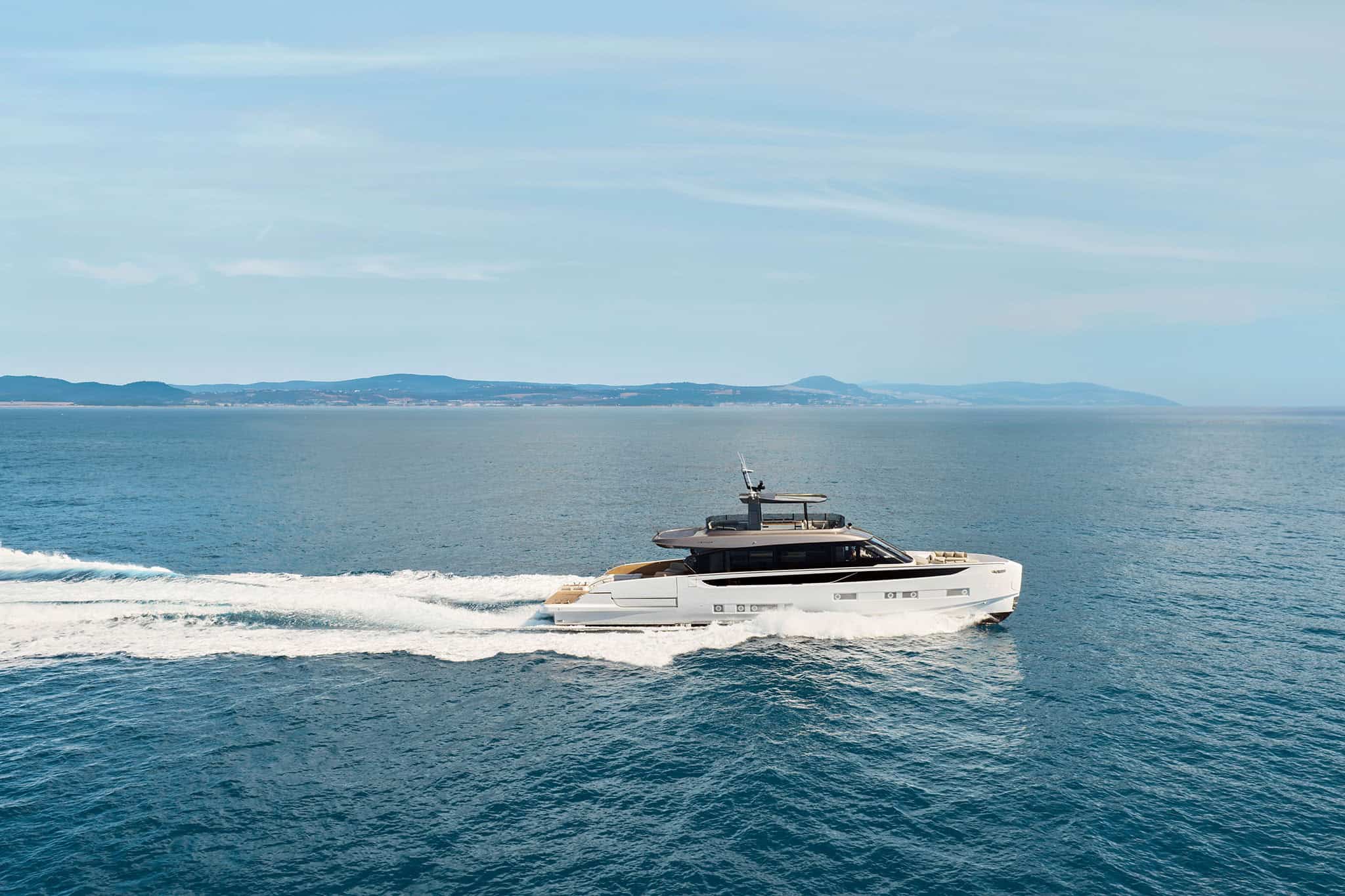 Azimut Seadeck 9 running at speed in a side view
