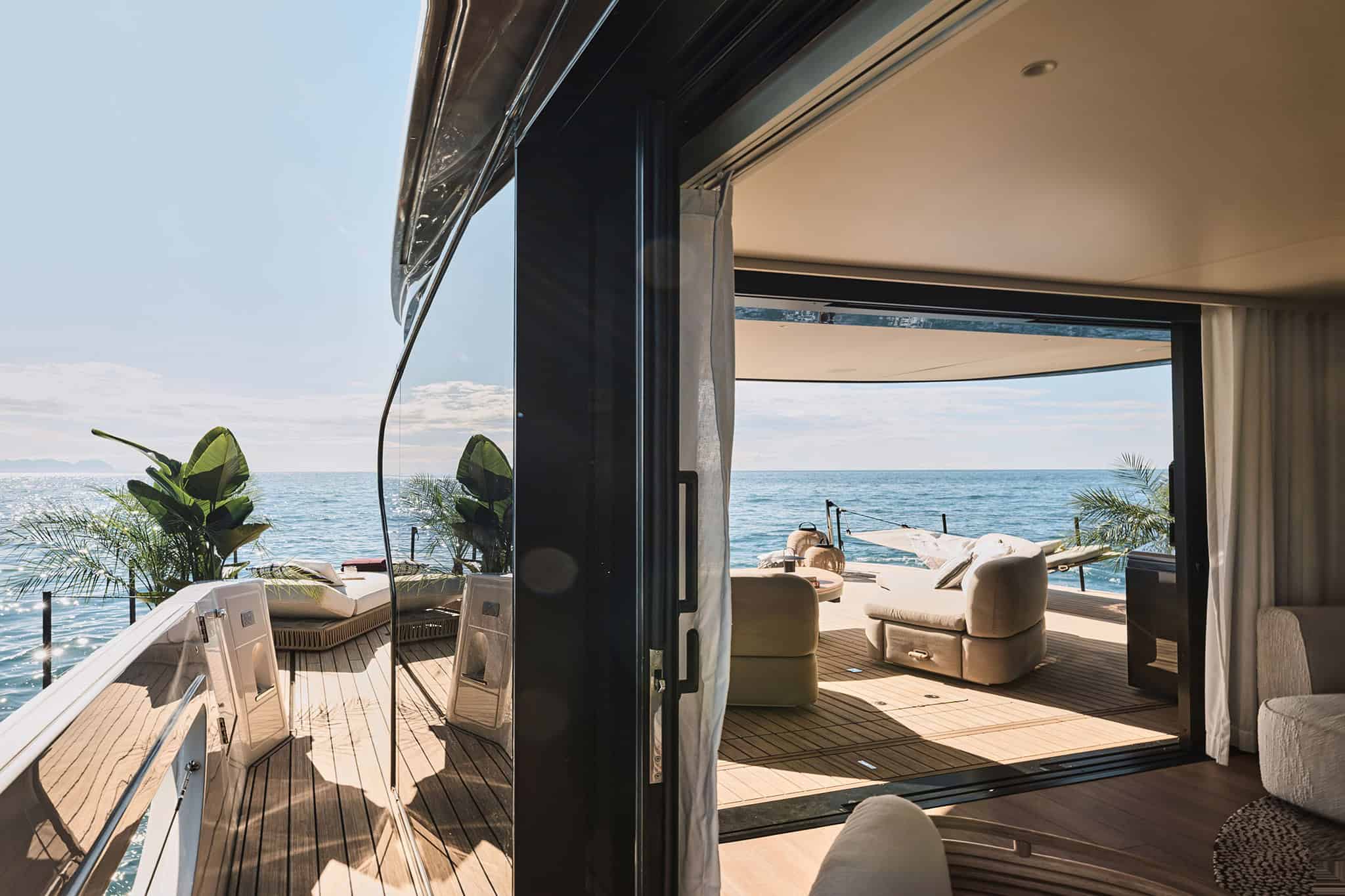 Dining and living area in the Azimut Seadeck 9 salon