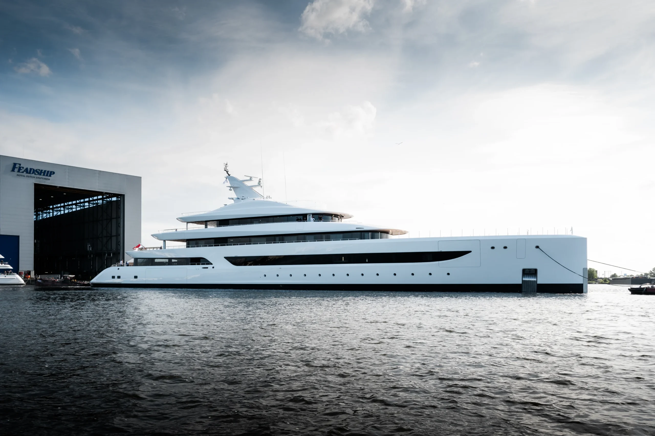 Forward three-quarter view of Feadship Milky Way