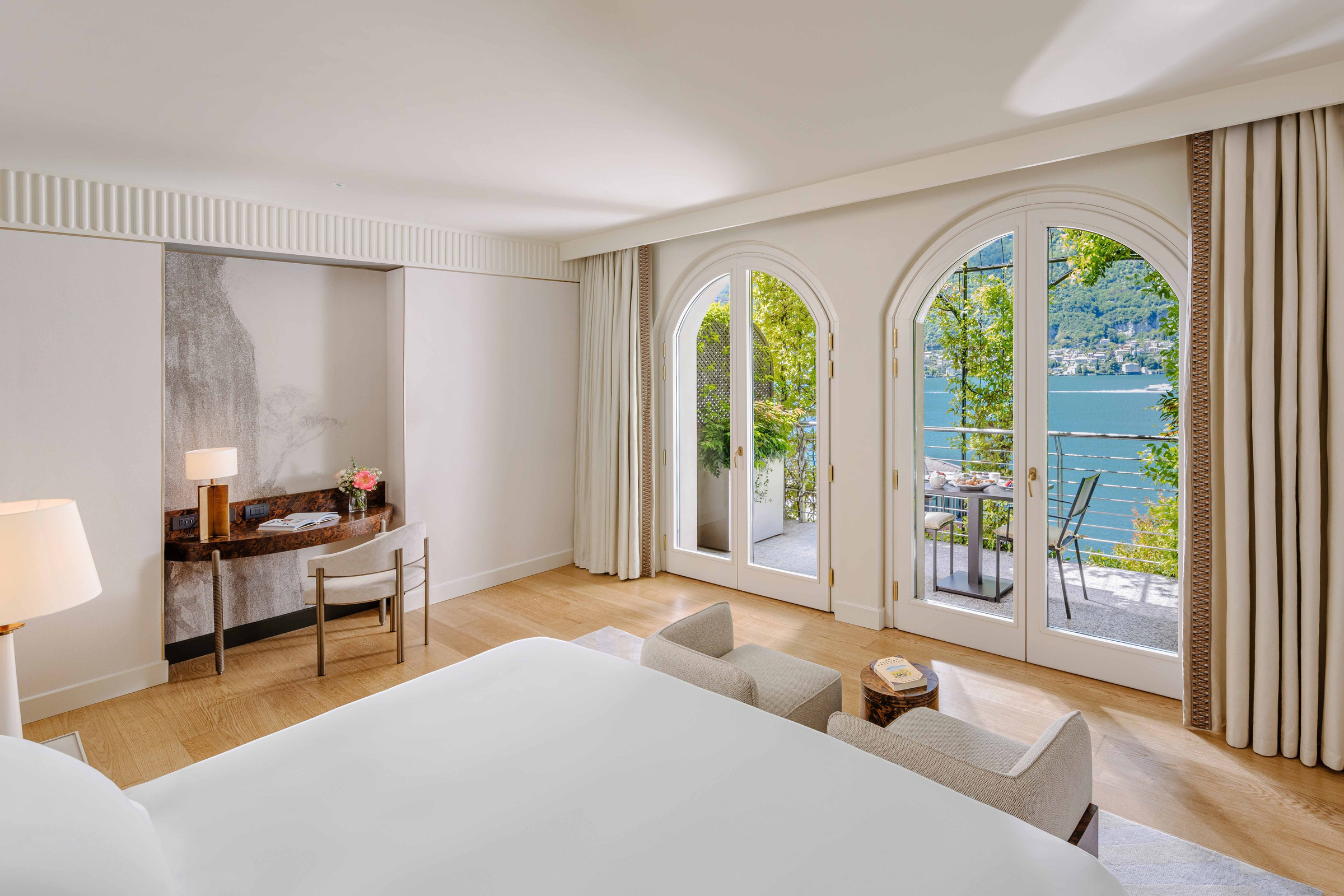 Mandarin Vista Lago Suite bedroom with arched windows