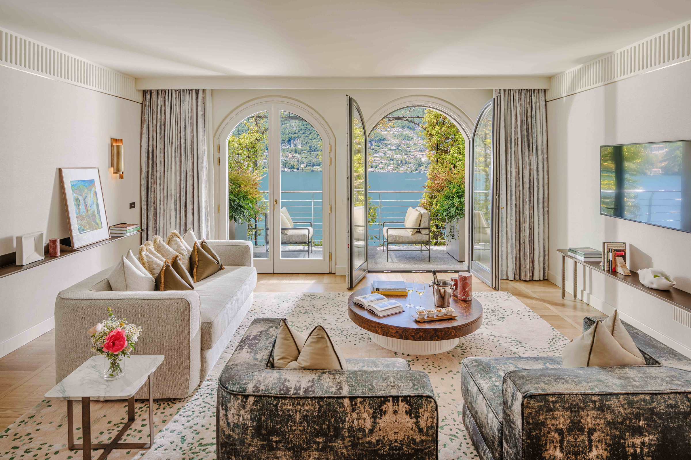 Mandarin Vista Lago Suite living room