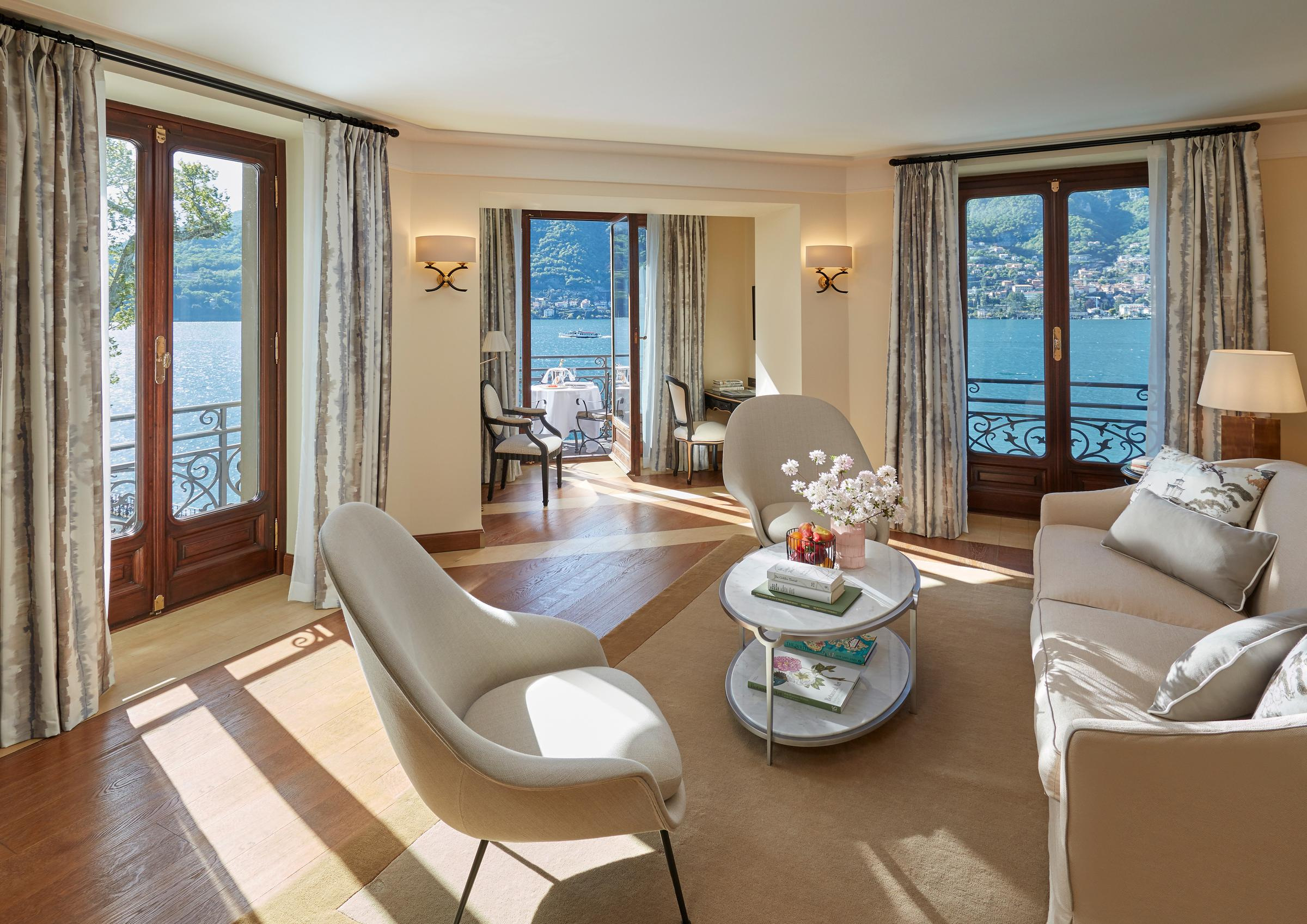 Vista Lago Duplex Suite living room with lake outlook