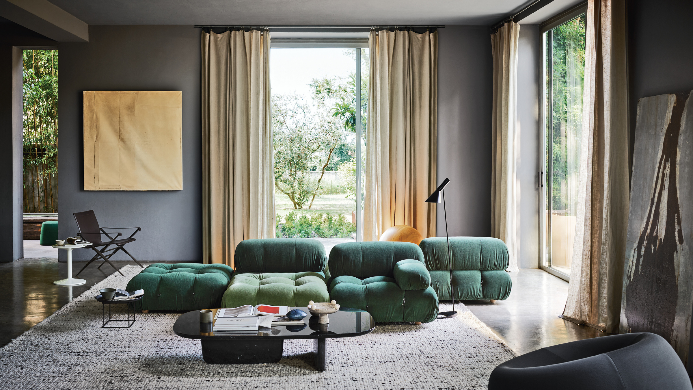 A green Camaleonda arrangement in an official interior setting