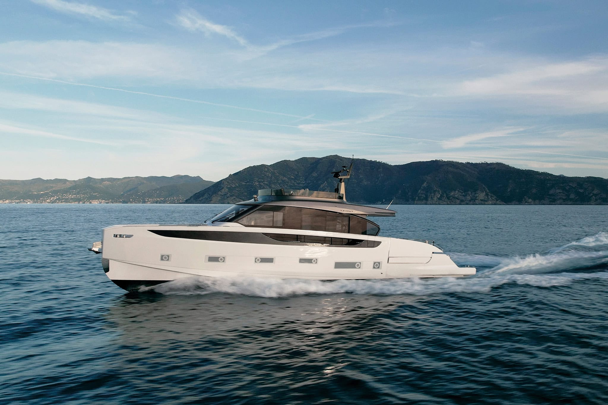 Azimut Seadeck 7 underway in official model photography