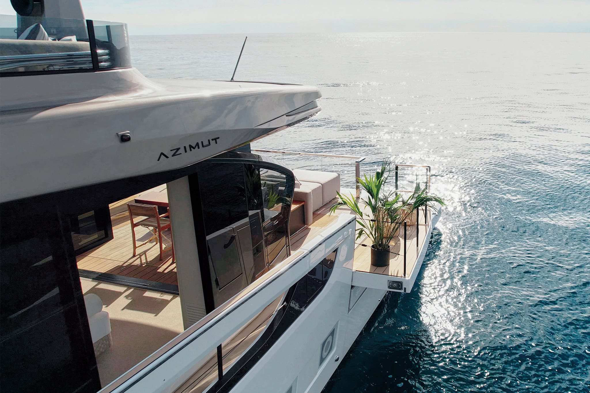 The glazing and transition between saloon and aft setting