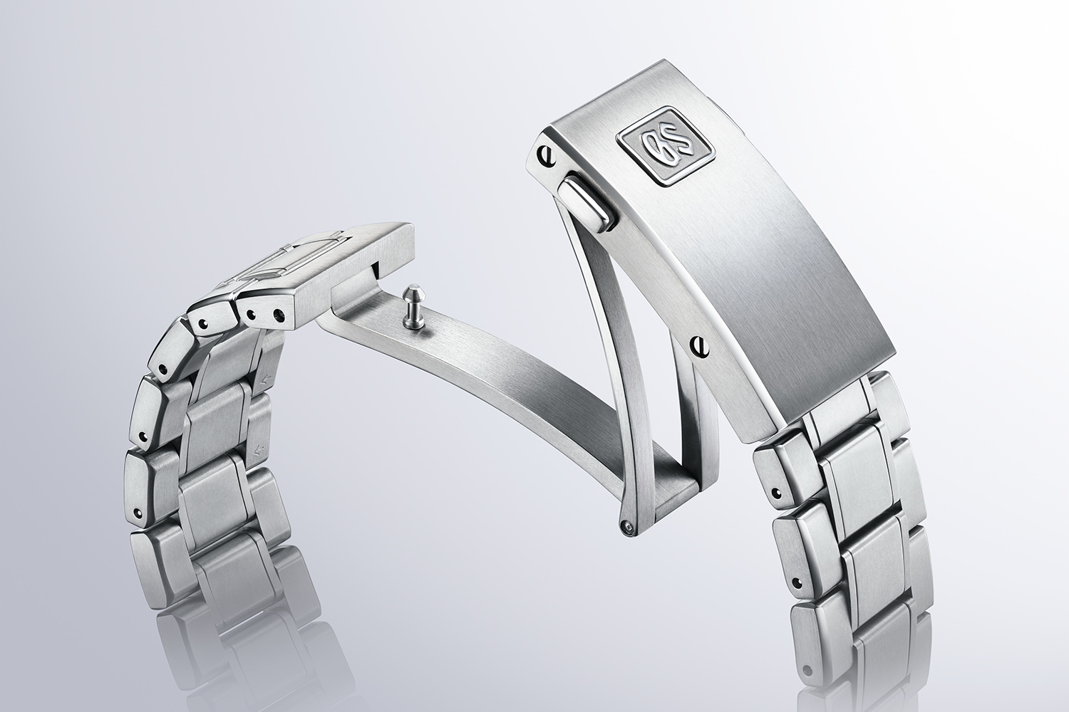 The published three-step clasp in the official SLGB003 visual