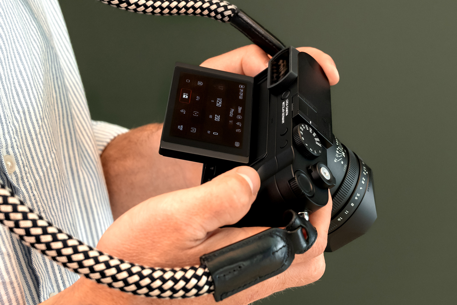The tilting display shown in the official Q3 Monochrom handling image