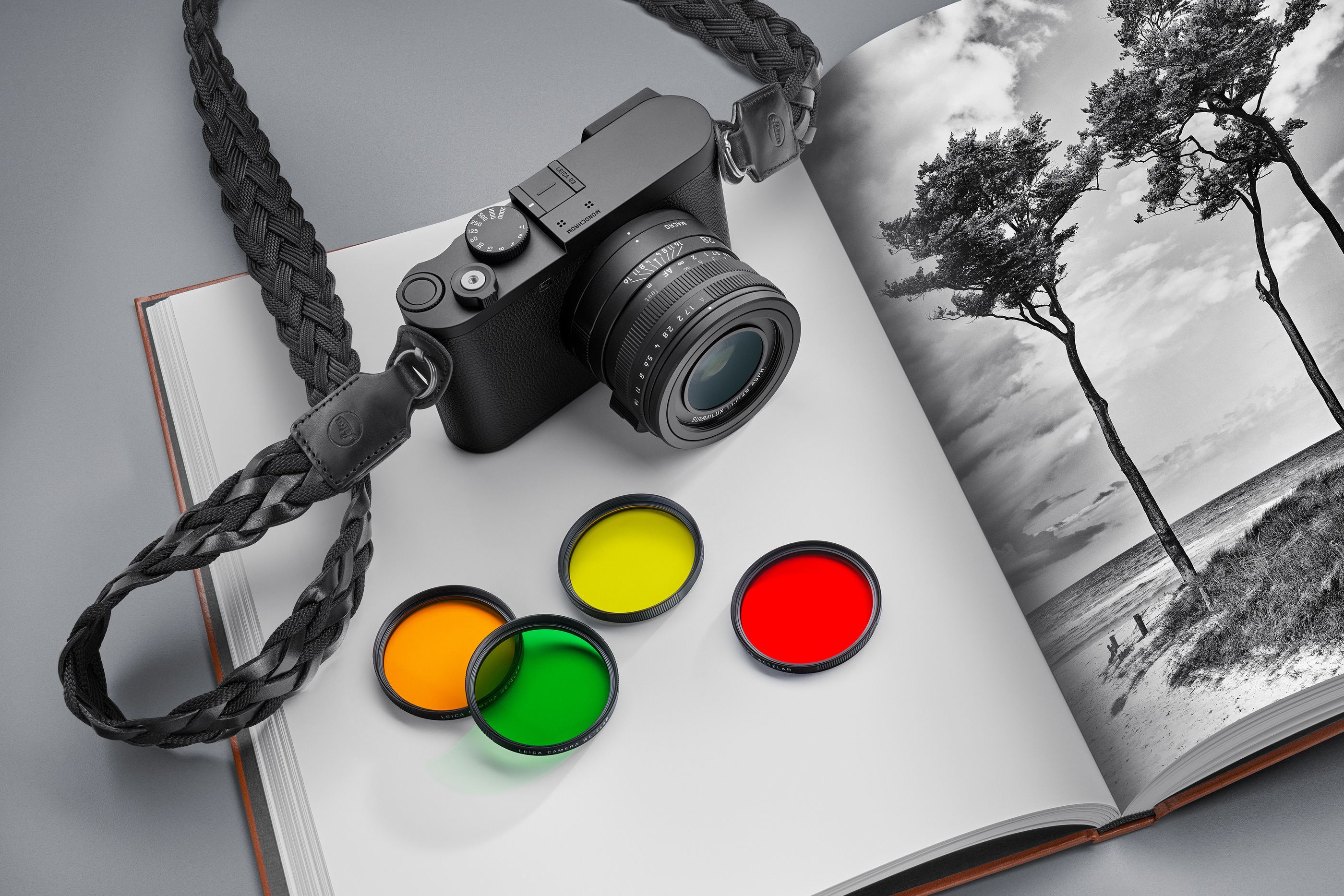 Q3 Monochrom and optional coloured lens filters in the official accessories photograph
