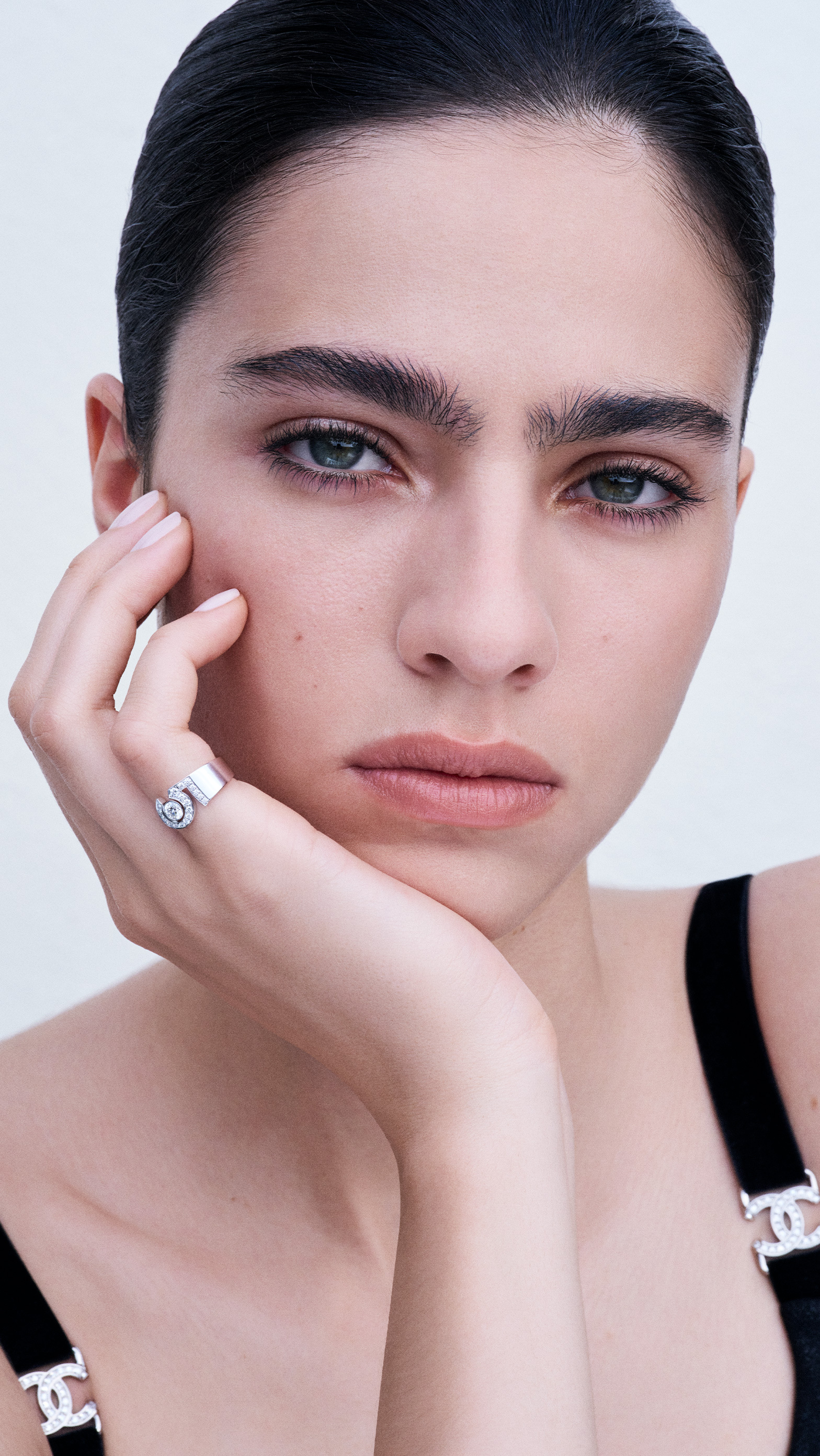 N°5 earrings worn, showing their relationship to the face