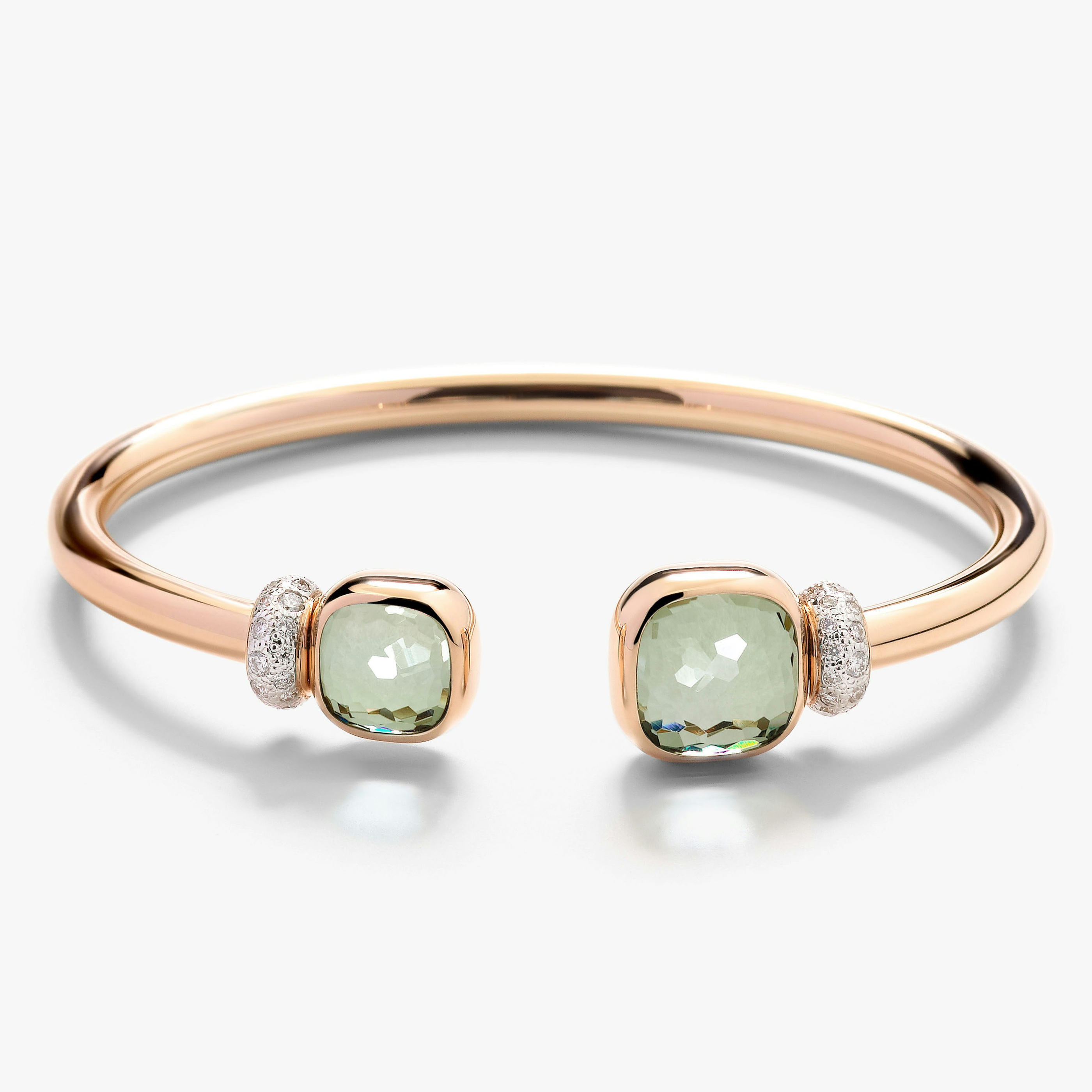 The bangle’s front view and clear opening between its ends