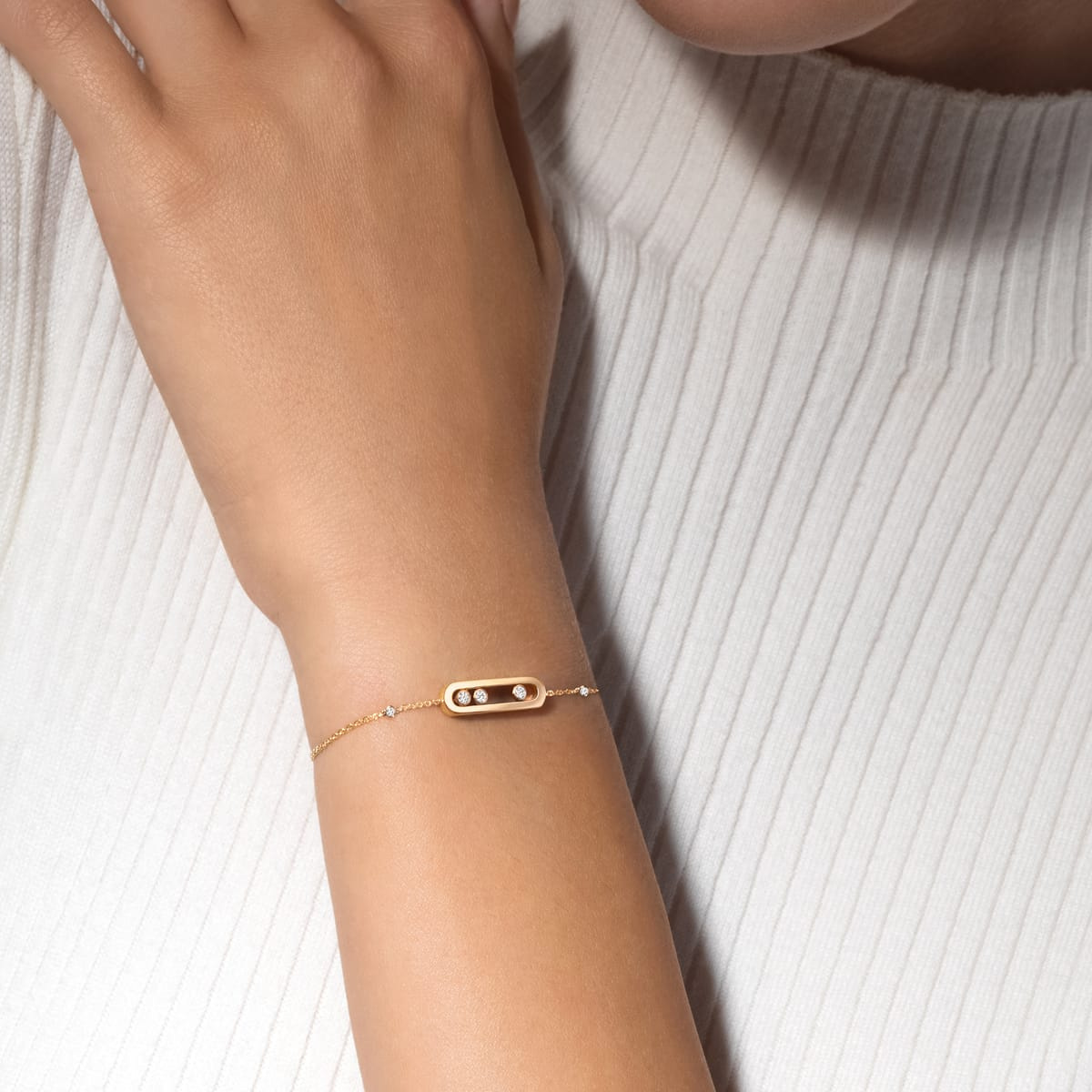 Move Classique bracelet worn at the wrist