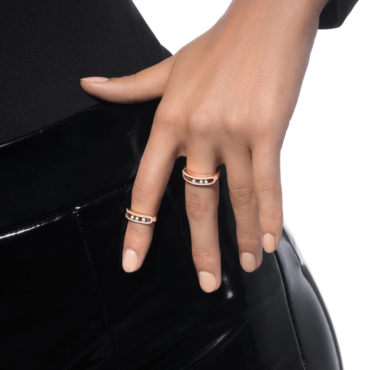 Move Classique ring shown on the hand
