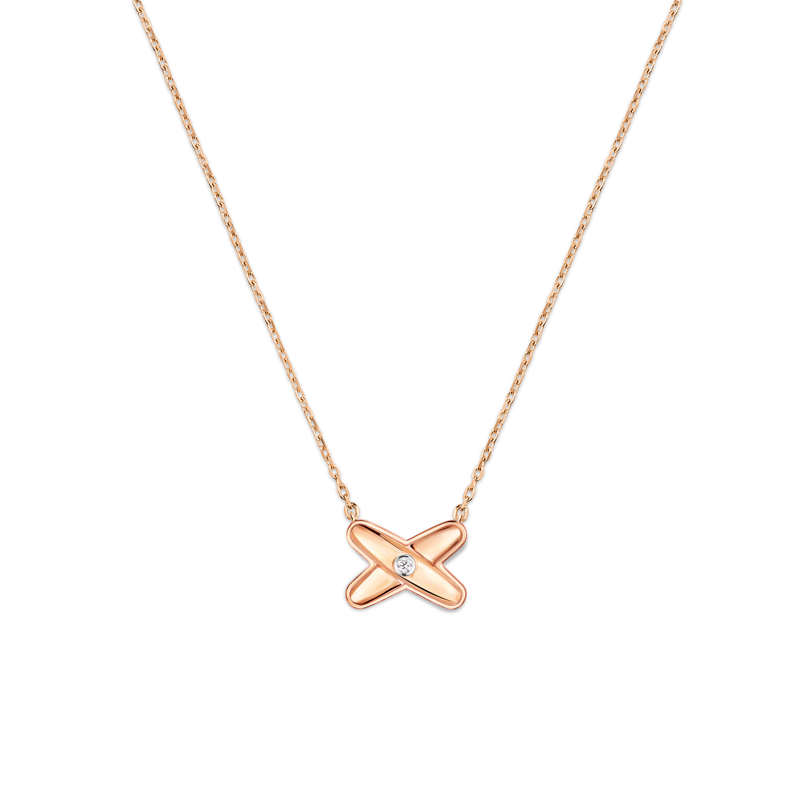 A crossed Jeux de Liens pendant in the official studio view