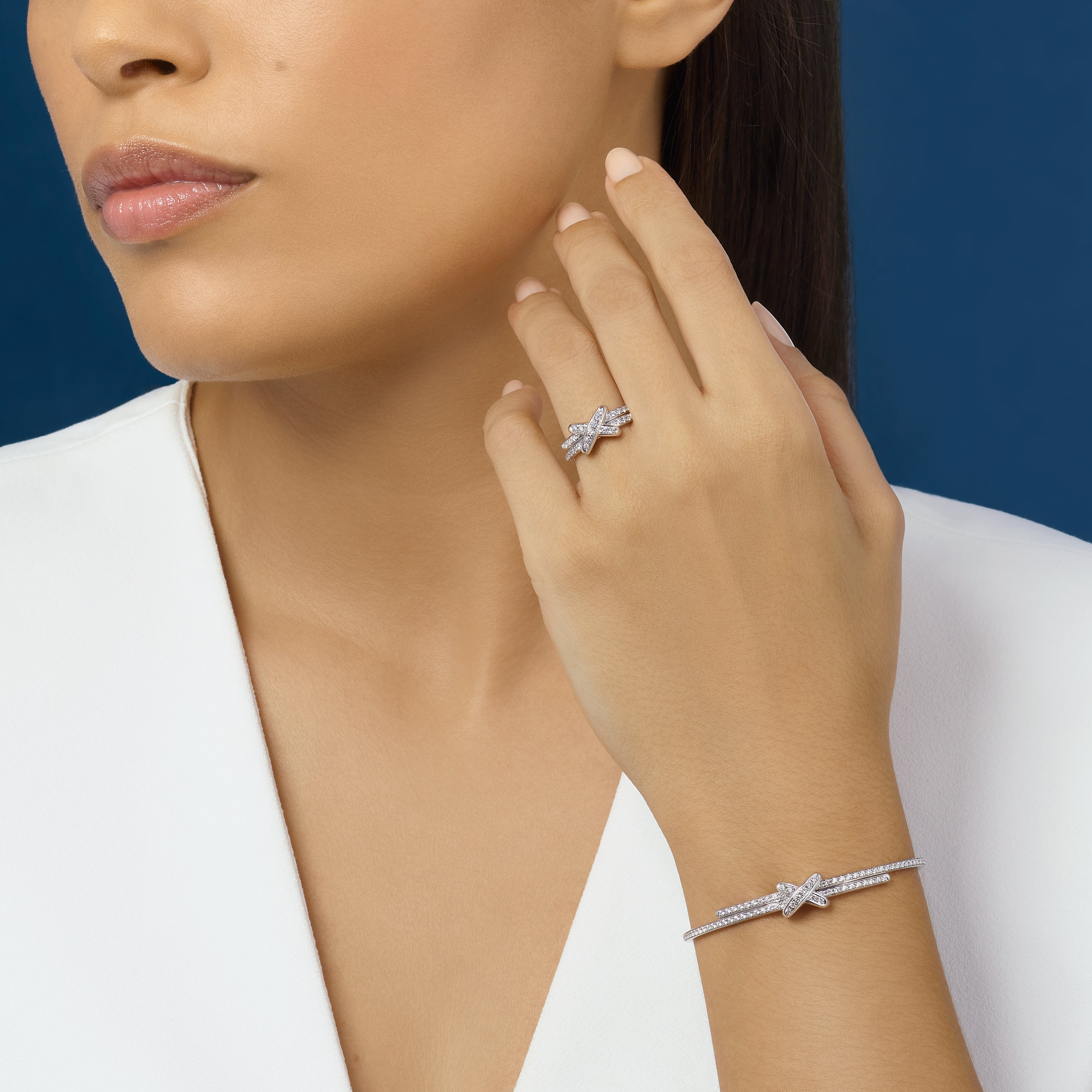 Jeux de Liens rings and bracelet worn in the official product photograph
