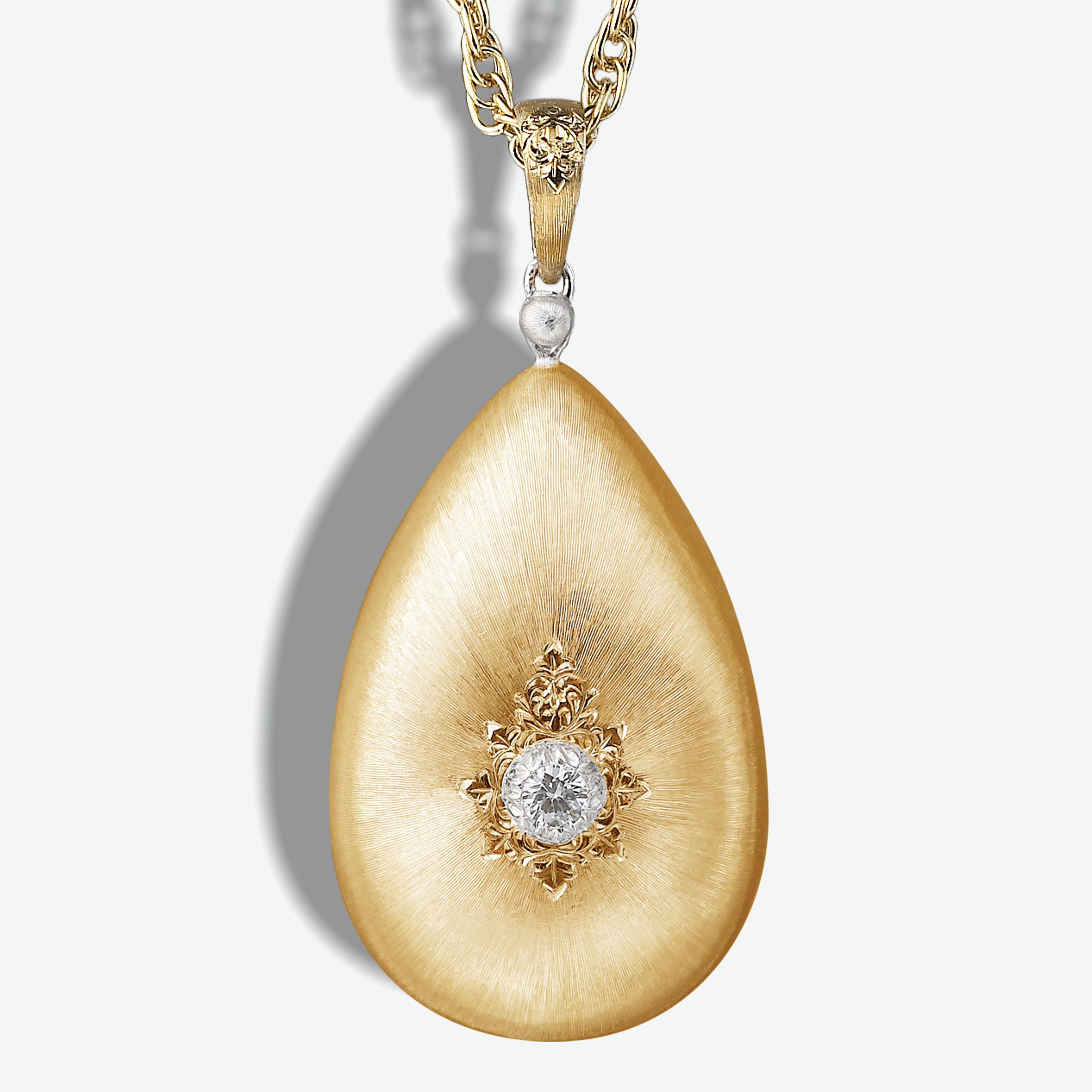 A Macri Classica teardrop-shaped pendant with engraved surface