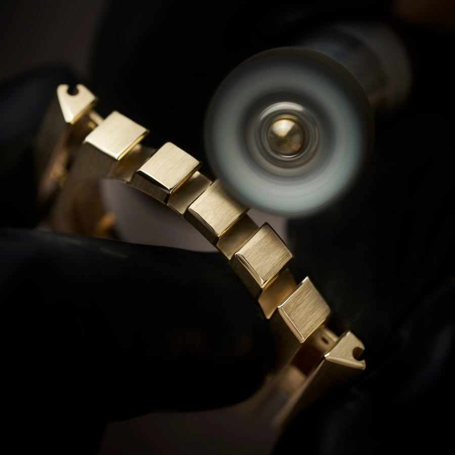 Bracelet finishing in Piaget’s official Polo 79 making sequence.