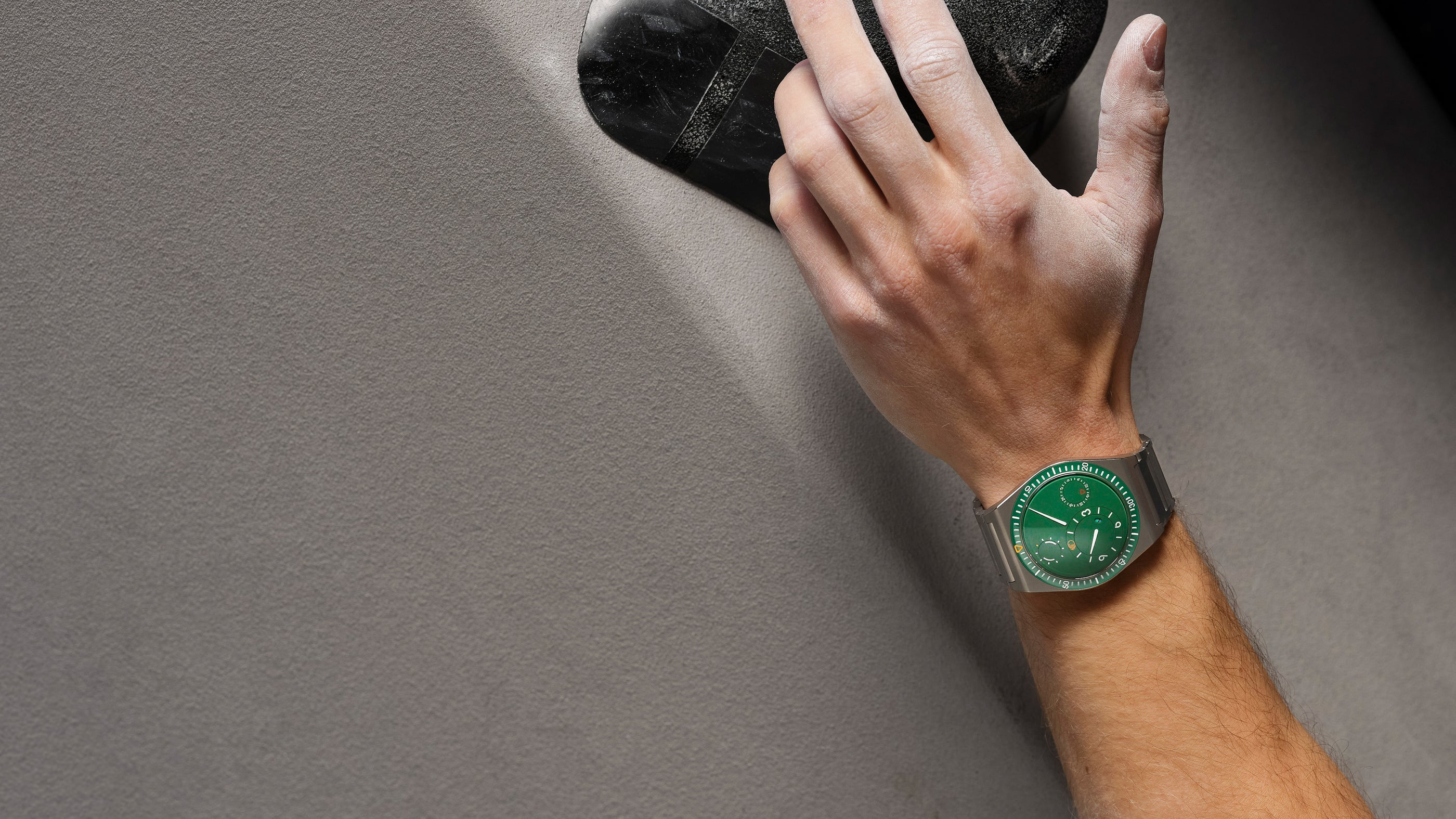 Cactus green Ressence TYPE 7 on the wrist in the current official campaign.