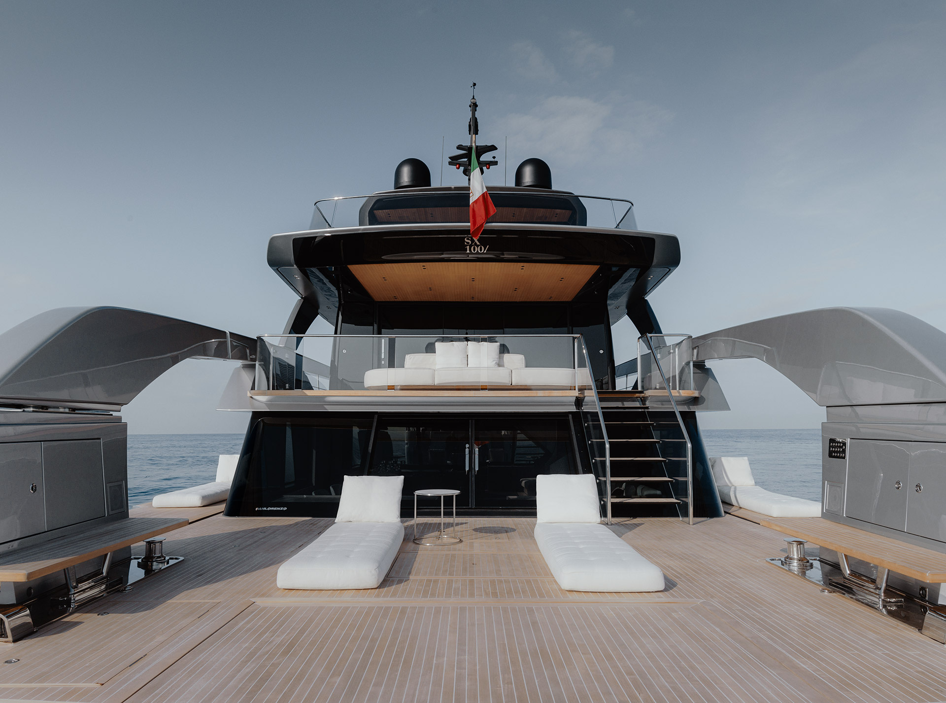 The open aft platform and seating of the SX100.