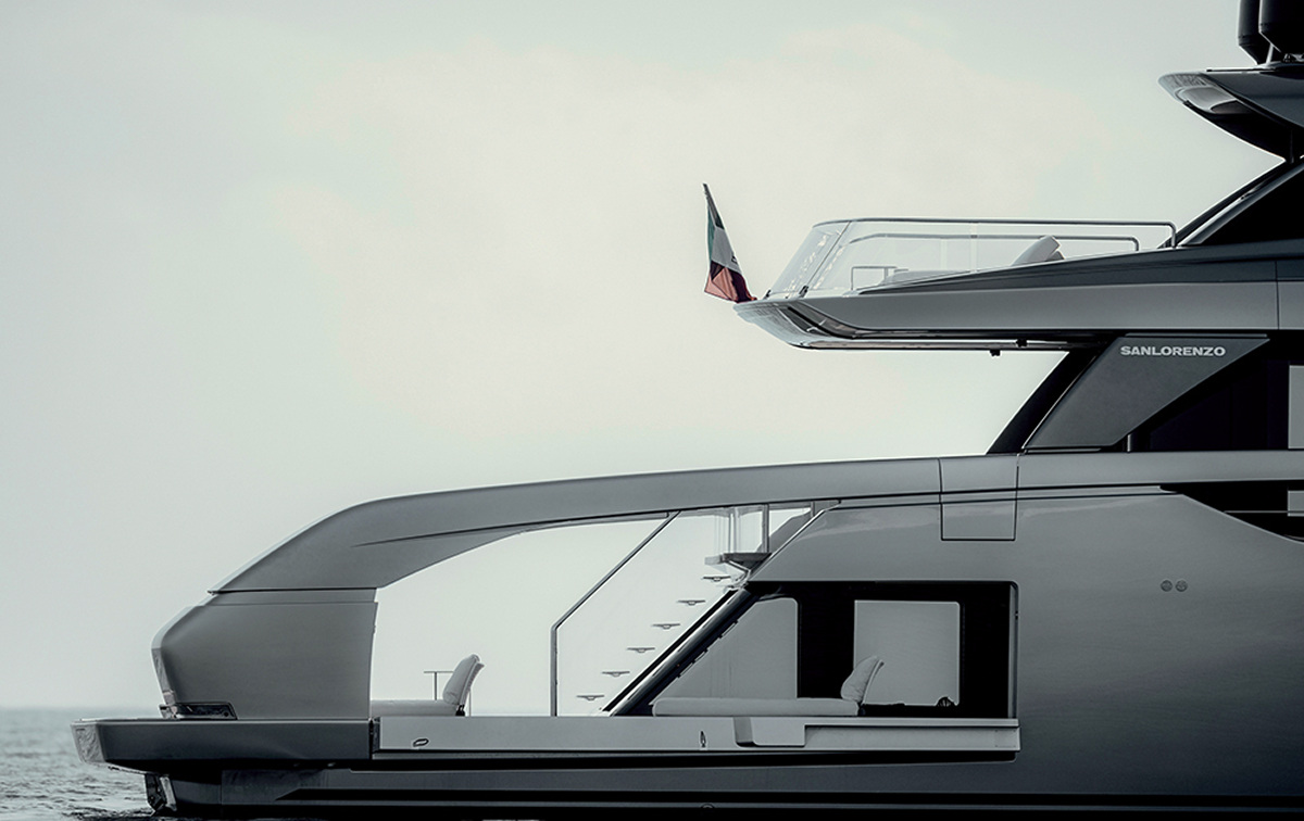 The SX100 stern and opening terrace in the official design sequence.