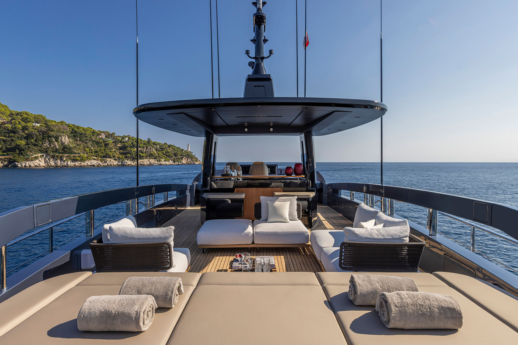 Outdoor seating and the central route on the GTX116 upper deck.
