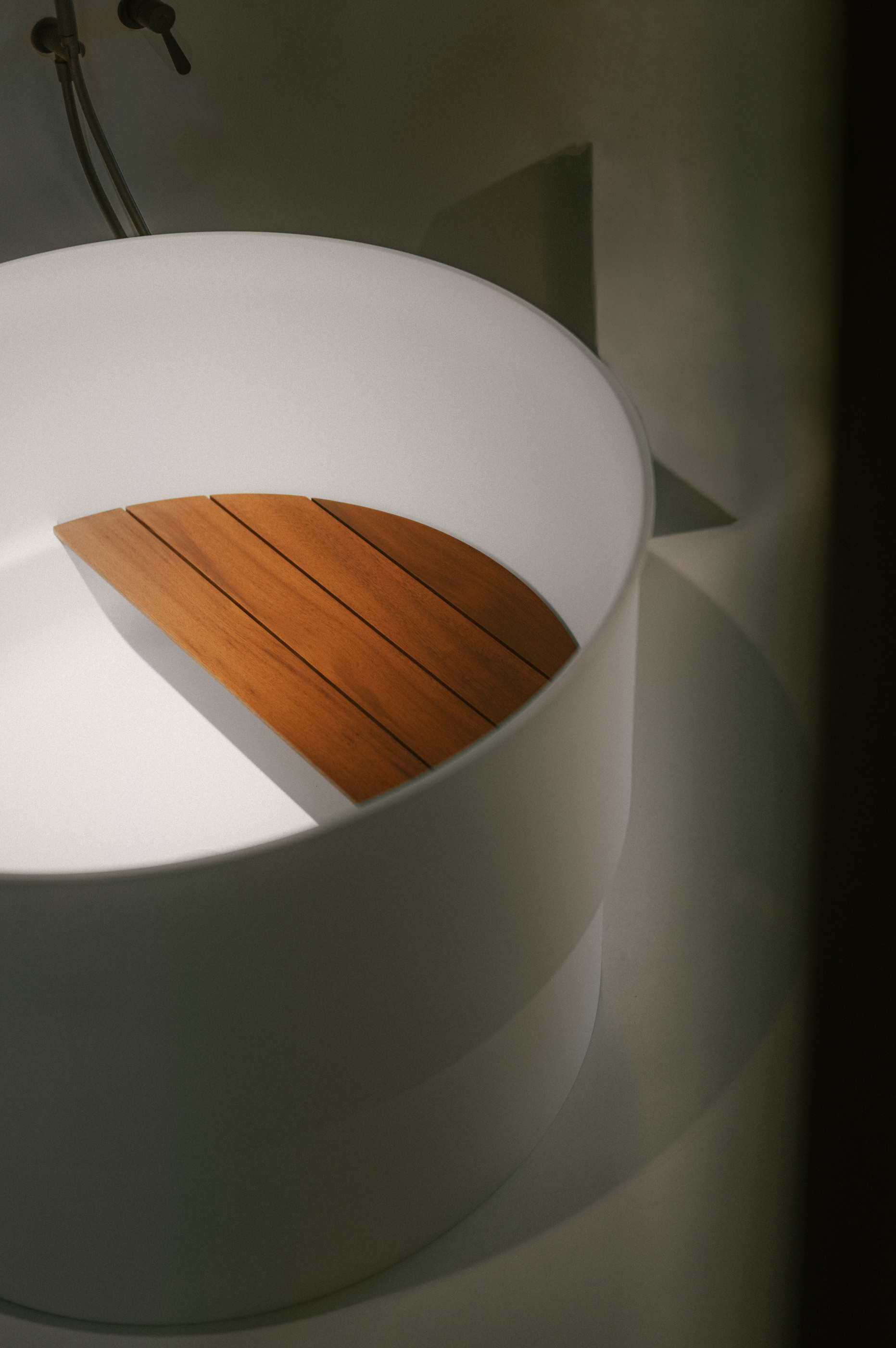 Another view of the round Immersion seat and curved vessel, from the official showroom series.