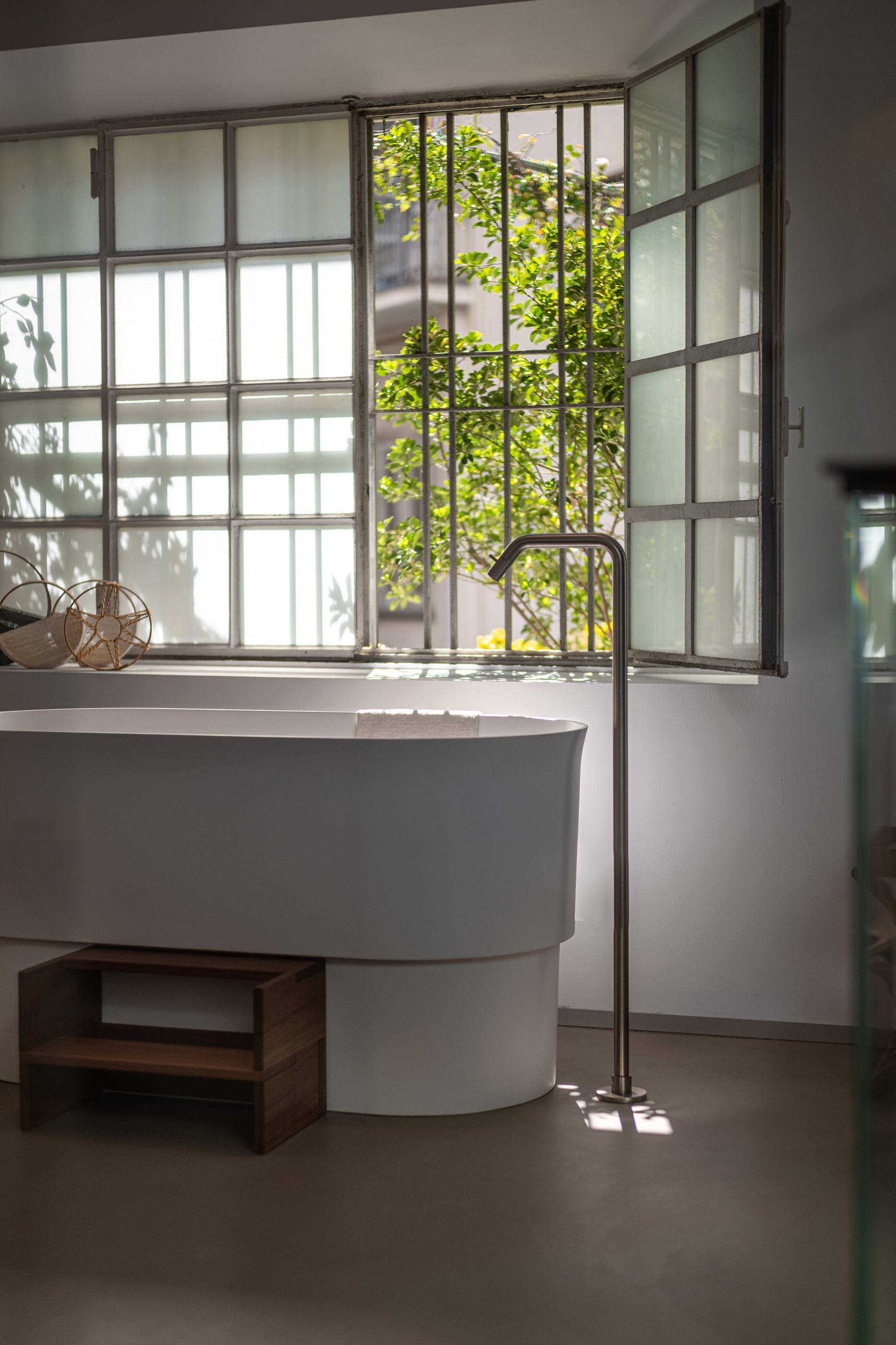 The elongated Immersion vessel in an earlier official showroom setting; a different version from the round bath.