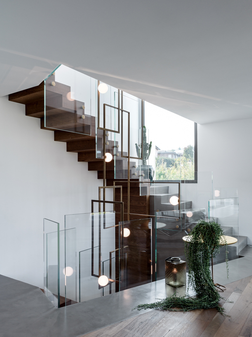 The stair and suspended glass composition in Venicem’s project photographs.
