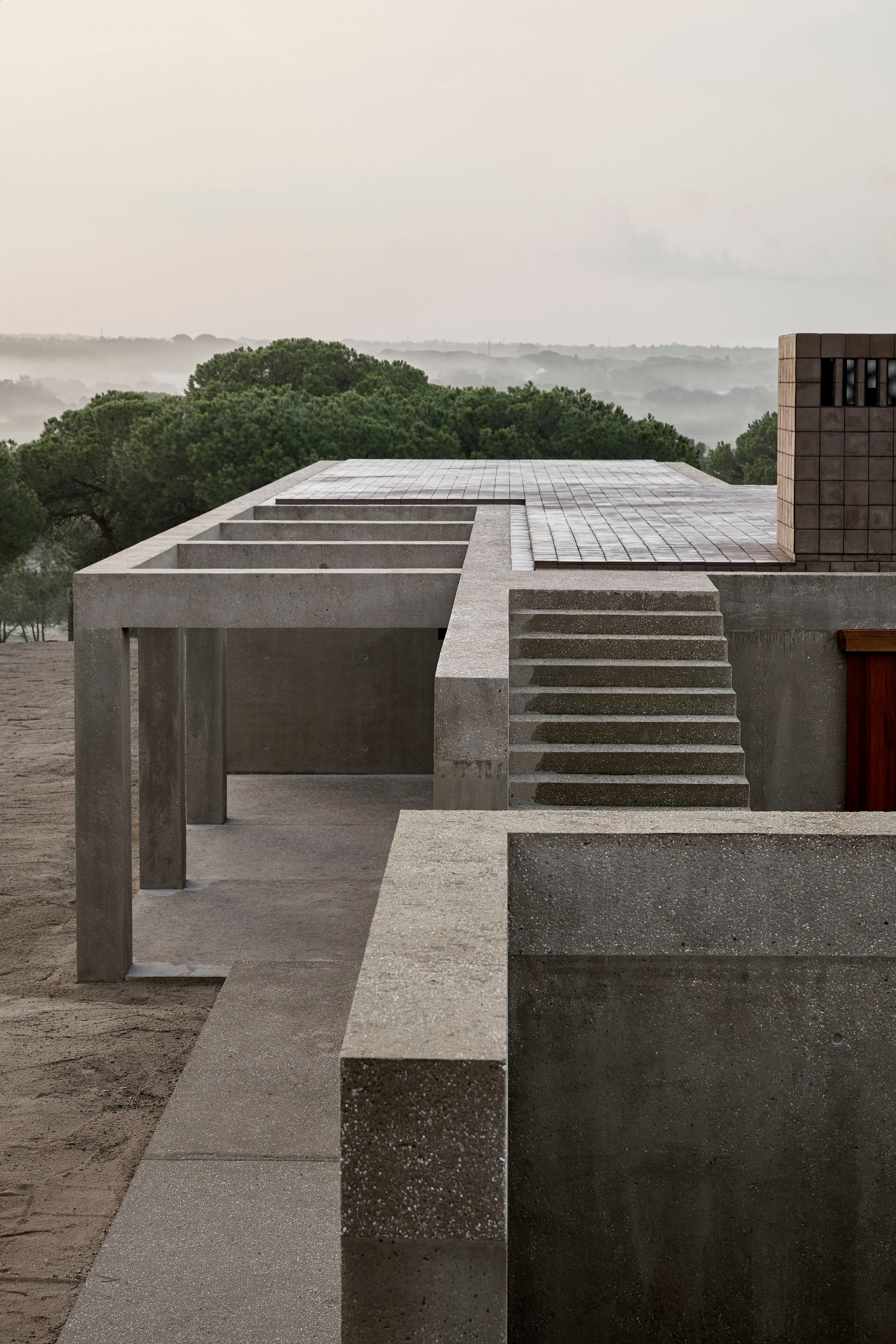 Roof-level water and concrete edges in the documented project.
