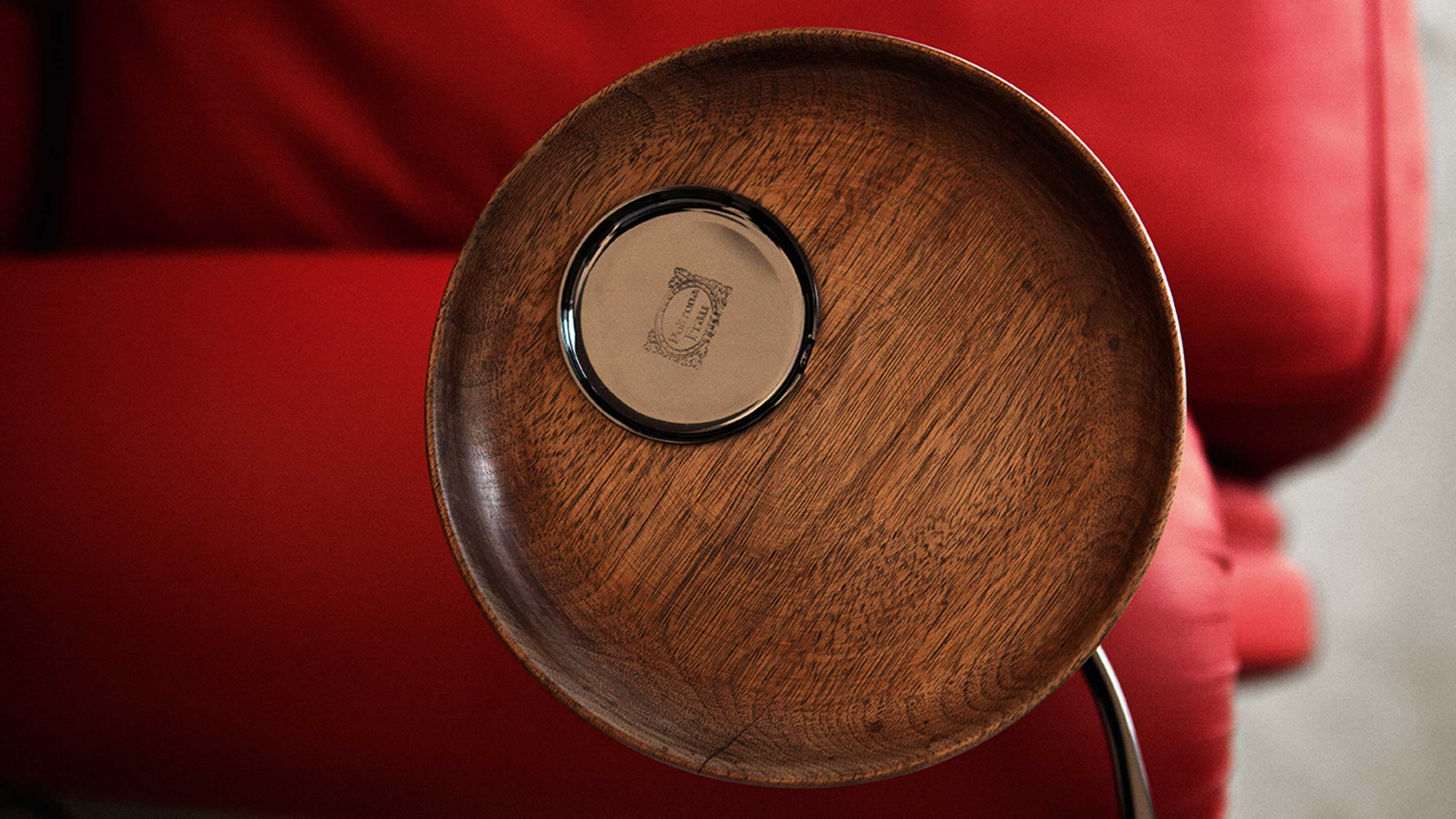 A close view of the circular support in Poltrona Frau’s 1919 imagery.
