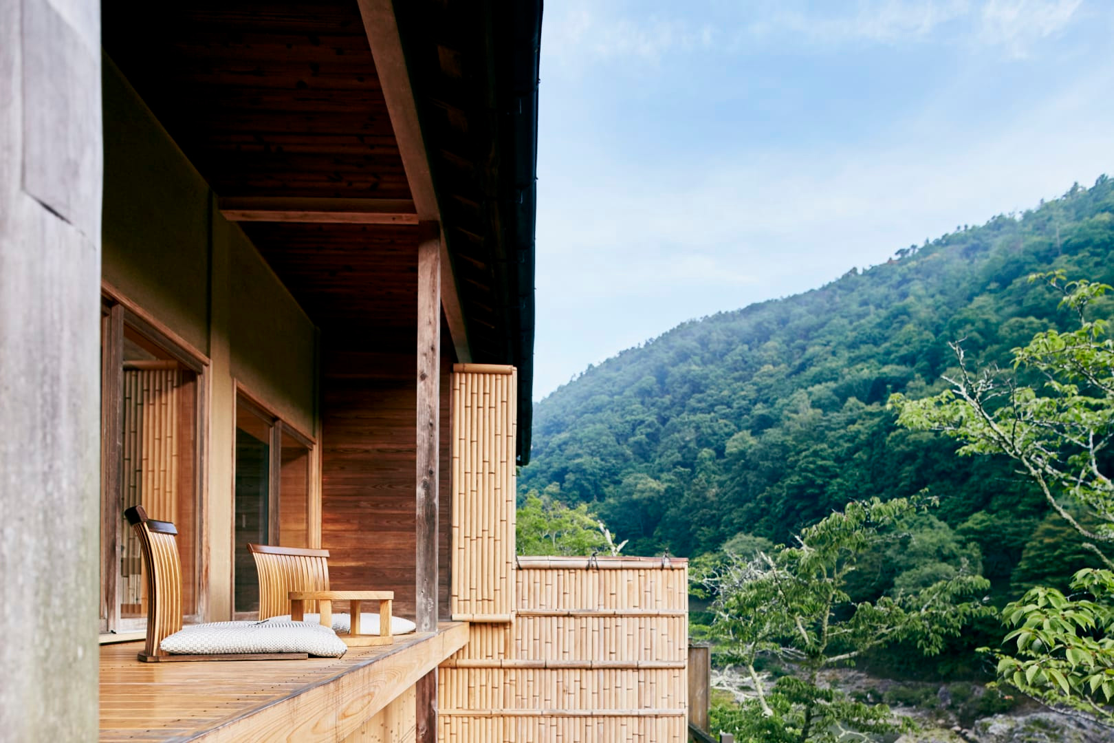 Timber edges and the wooded gorge in Hoshino Resorts’ official property photography.