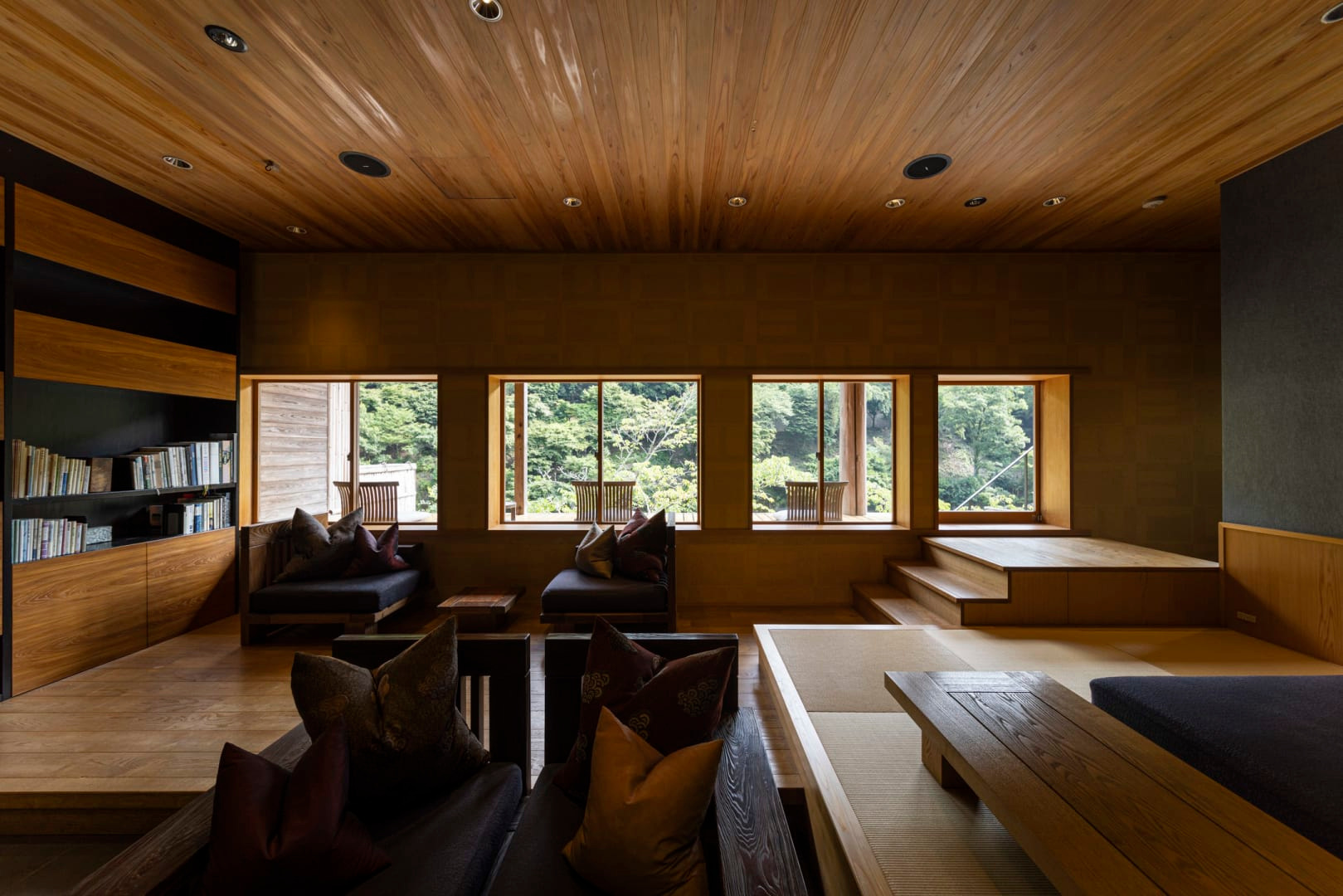 The library lounge in HOSHINOYA Kyoto’s official photographic sequence.