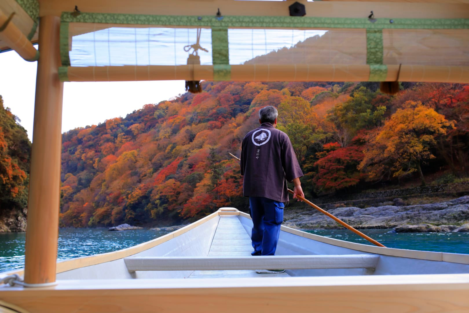 A boat-arrival view published by Hoshino Resorts; seasonal colour is specific to this photographed moment.