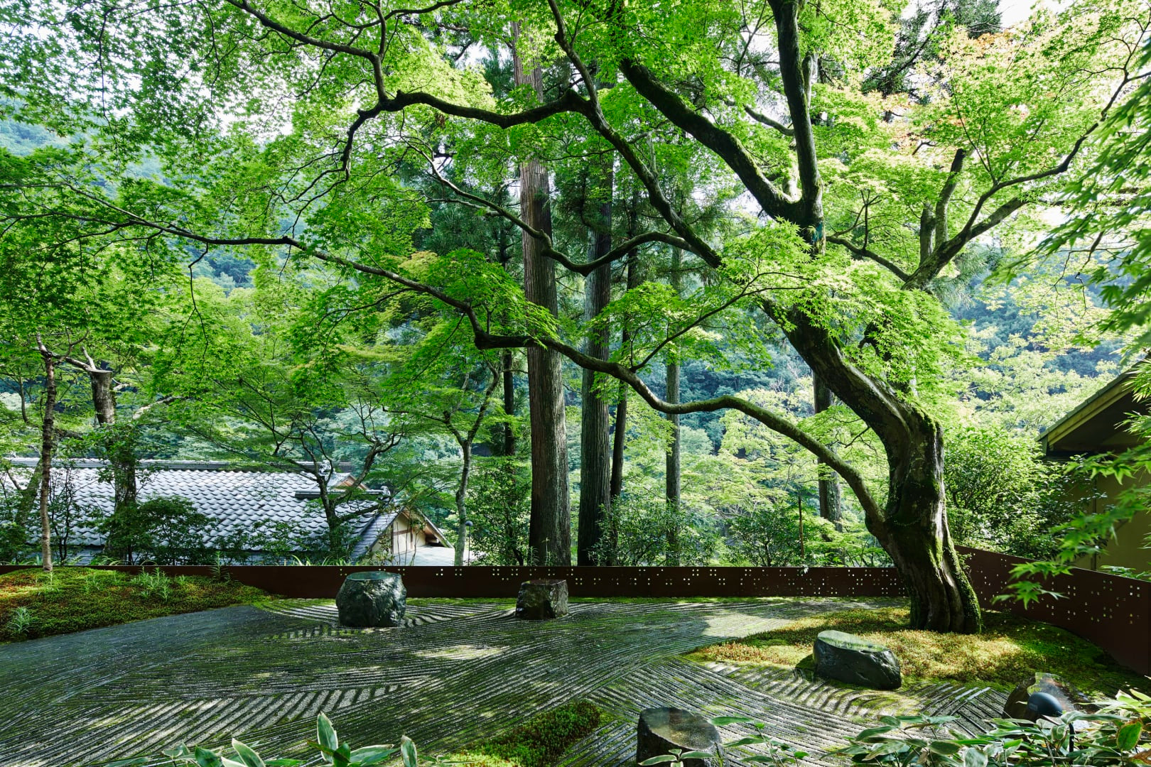 A garden view from HOSHINOYA Kyoto’s official photographic sequence.