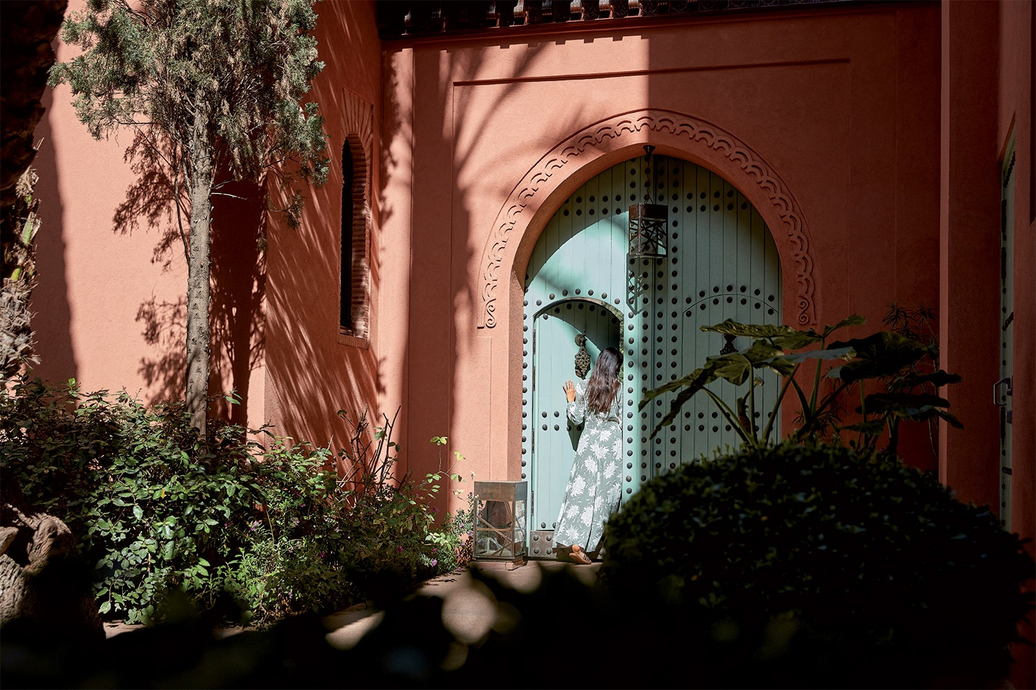 A garden doorway in Royal Mansour Marrakech’s published property imagery.