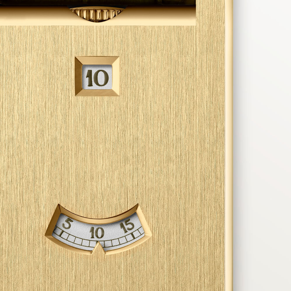 The vertical arrangement of the windows on yellow-gold reference WGTA0389.