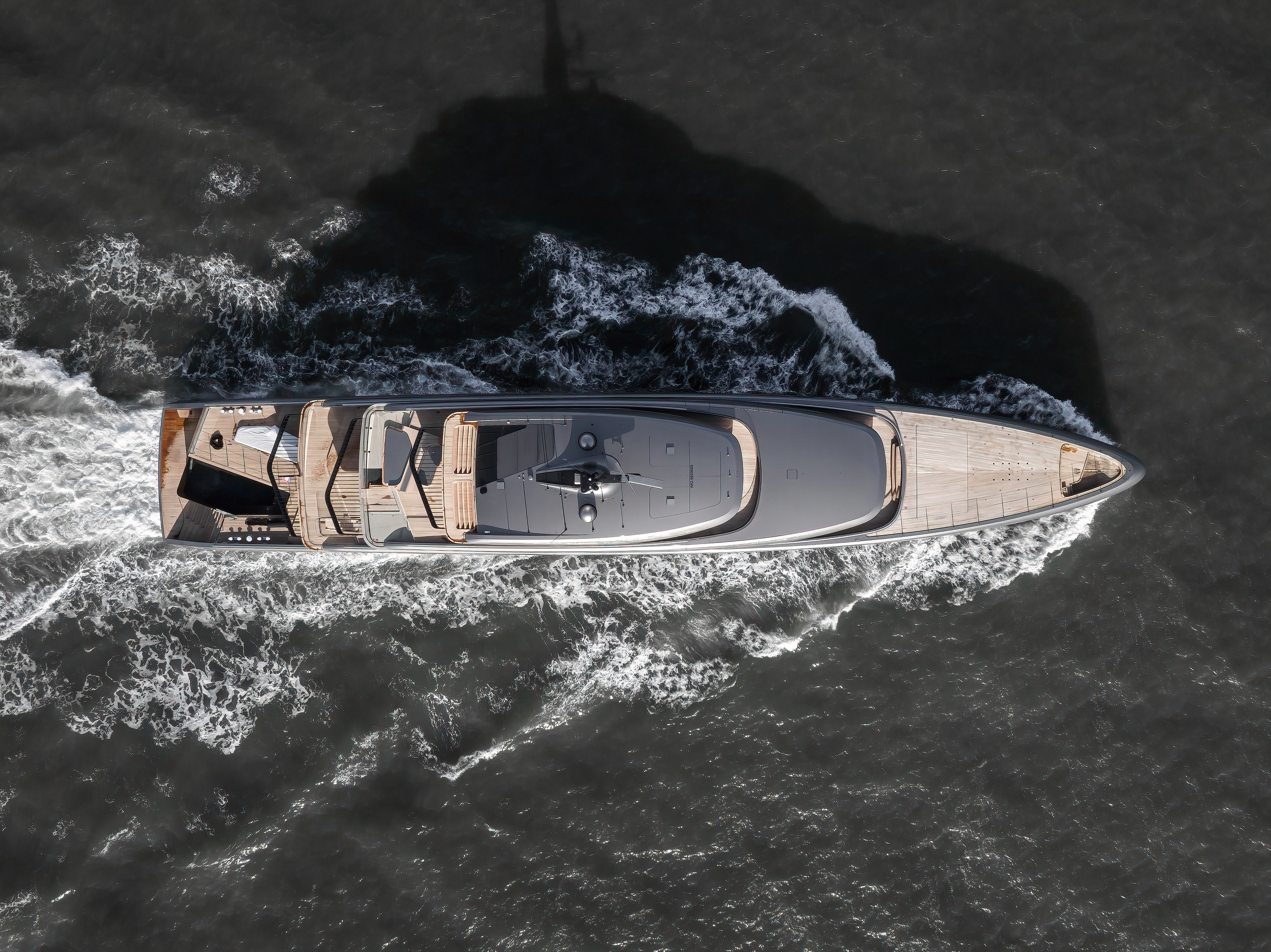 An overhead view reveals Obsidian’s deck geometry and the position of her forward superstructure.