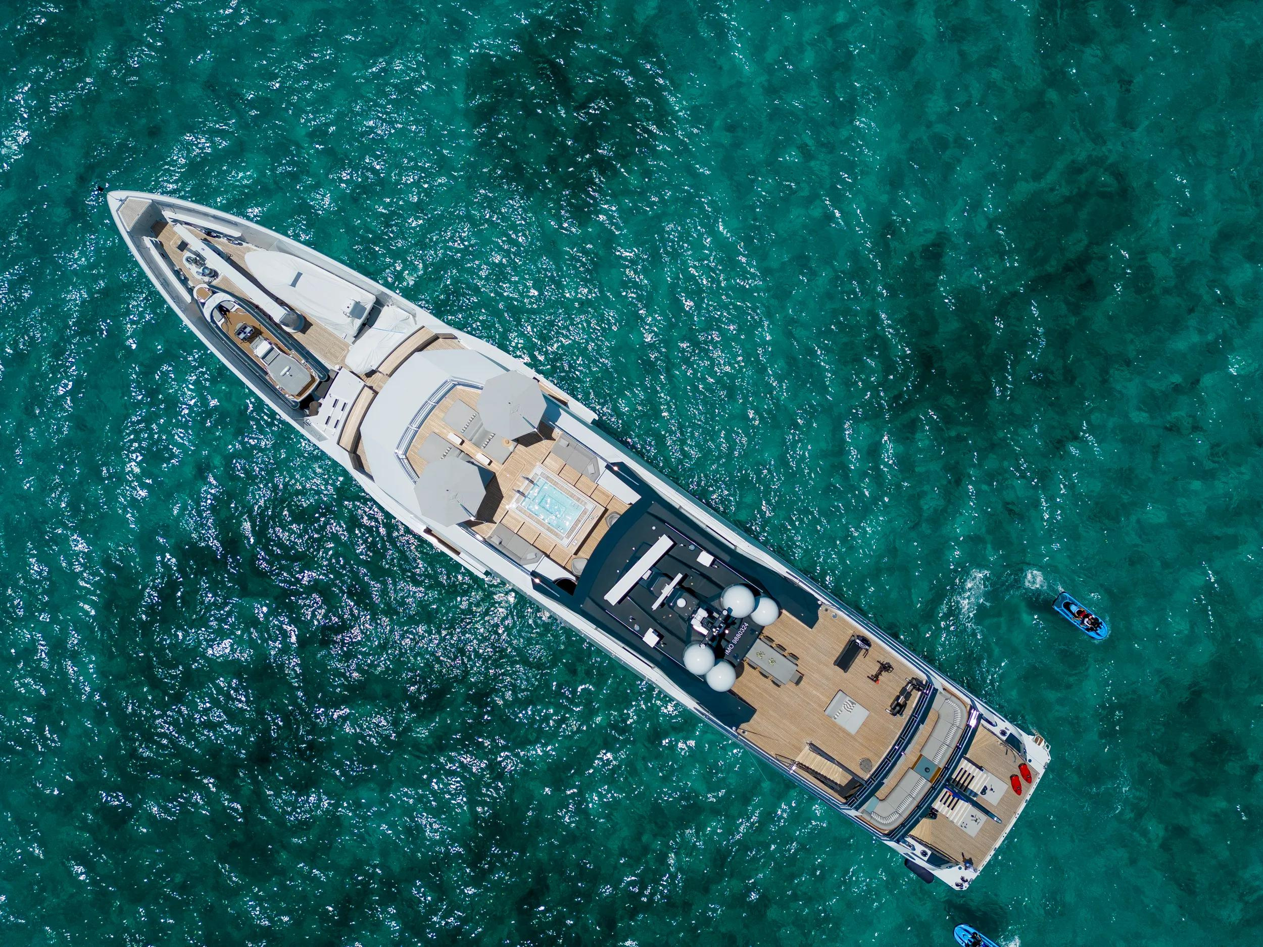 The decks and their different outdoor settings seen from above ENTOURAGE.
