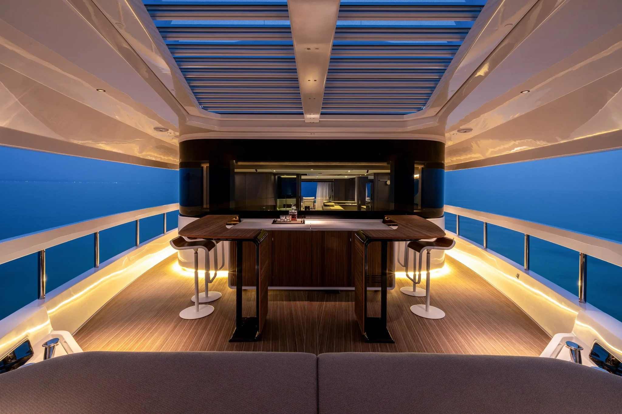 A bar arrangement shown at dusk in the INFYNITO 90 gallery; an alternative to the spa setting.
