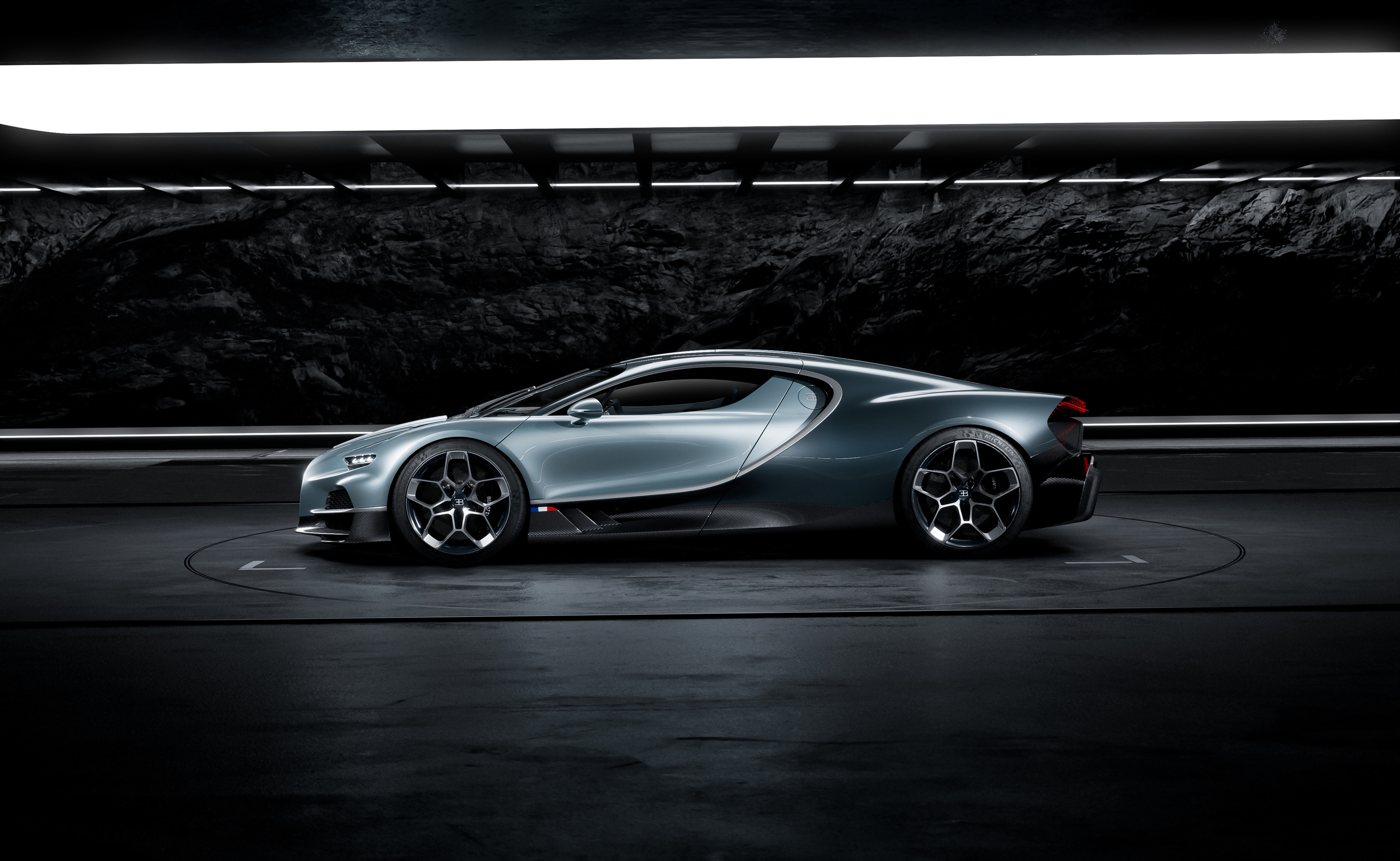 The side profile places the dark cabin within the enclosing two-tone line.