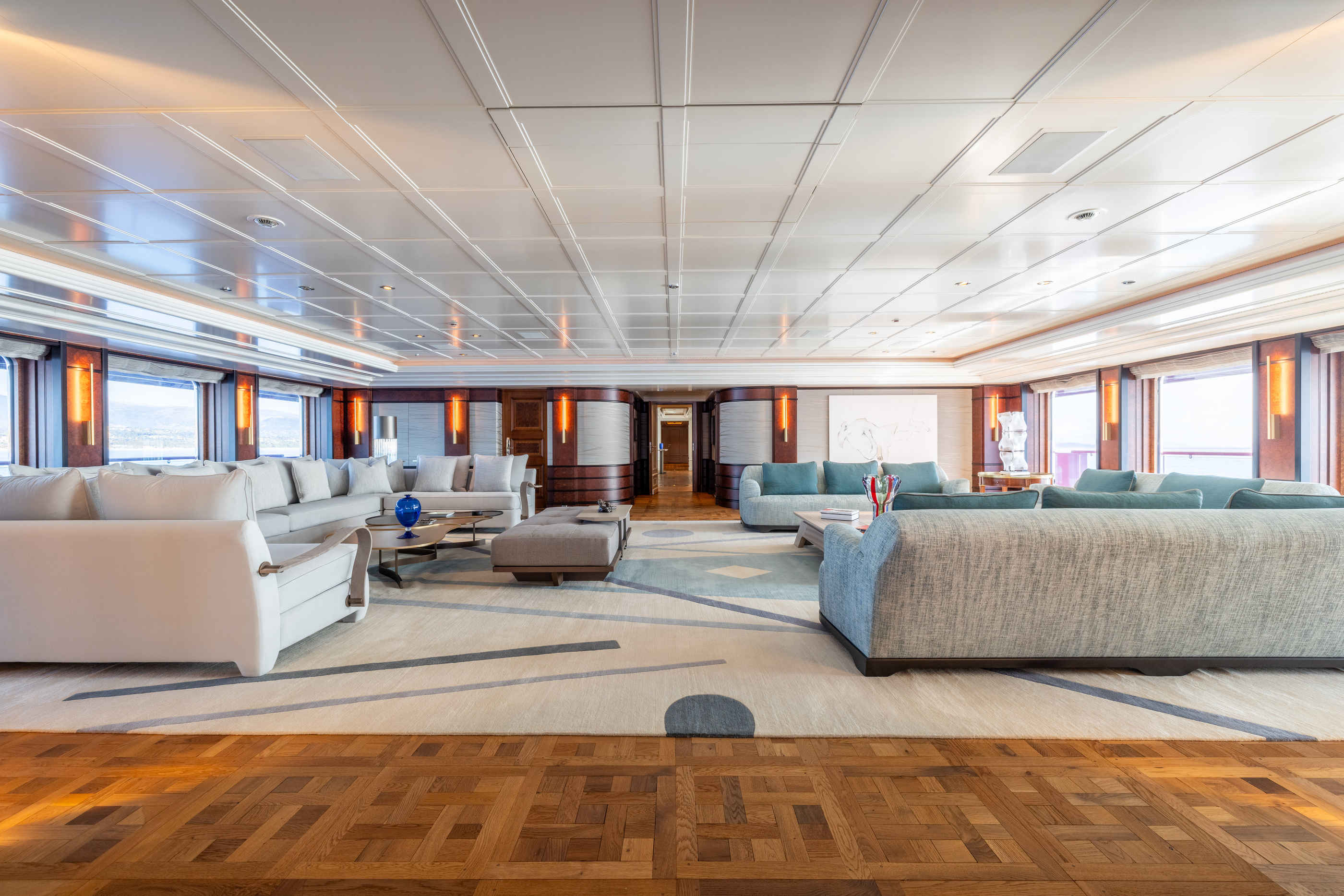 Pale seating and broad windows within the renewed CARINTHIA VII interior.