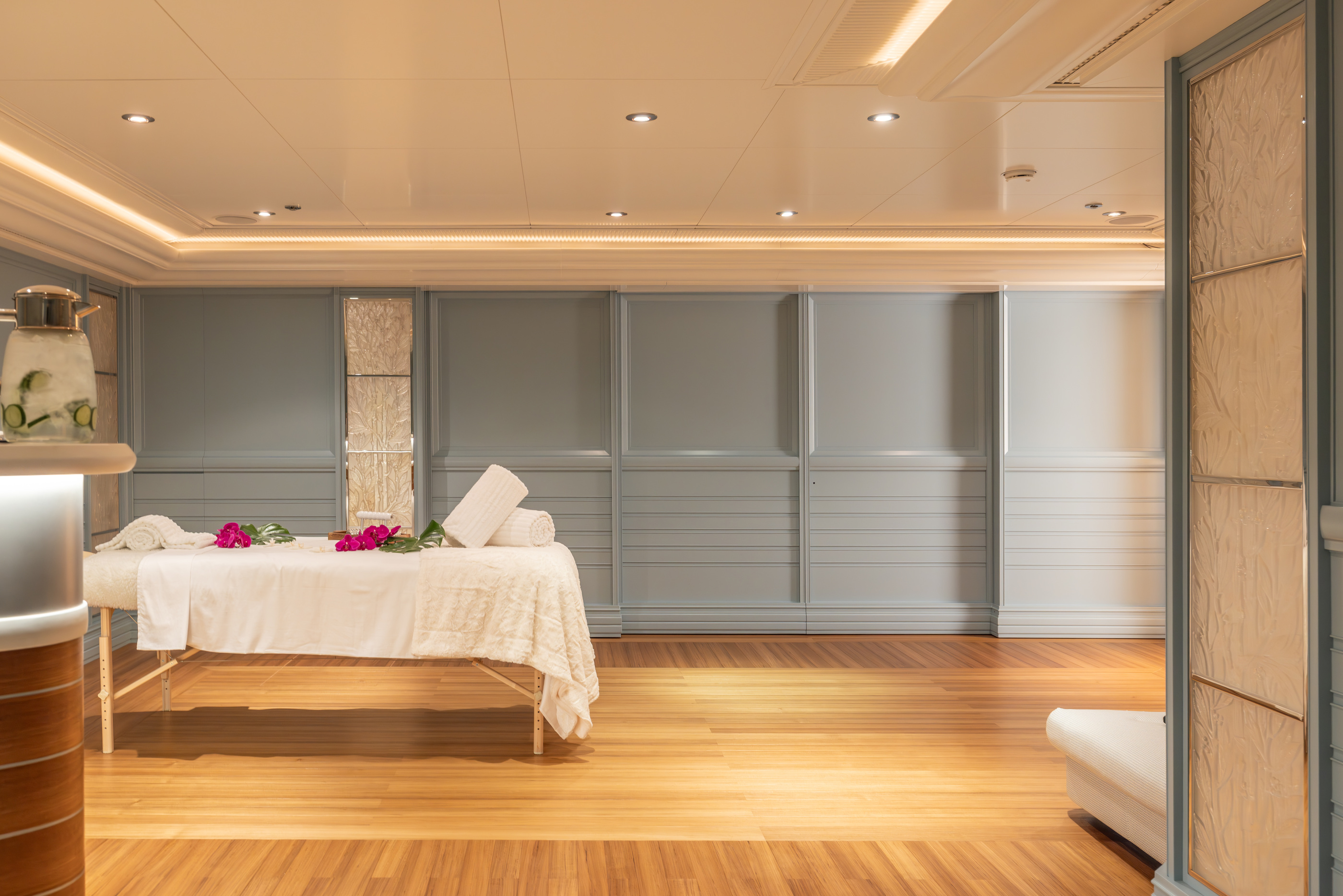 A quiet treatment-room setting within CARINTHIA VII’s official photographic sequence.