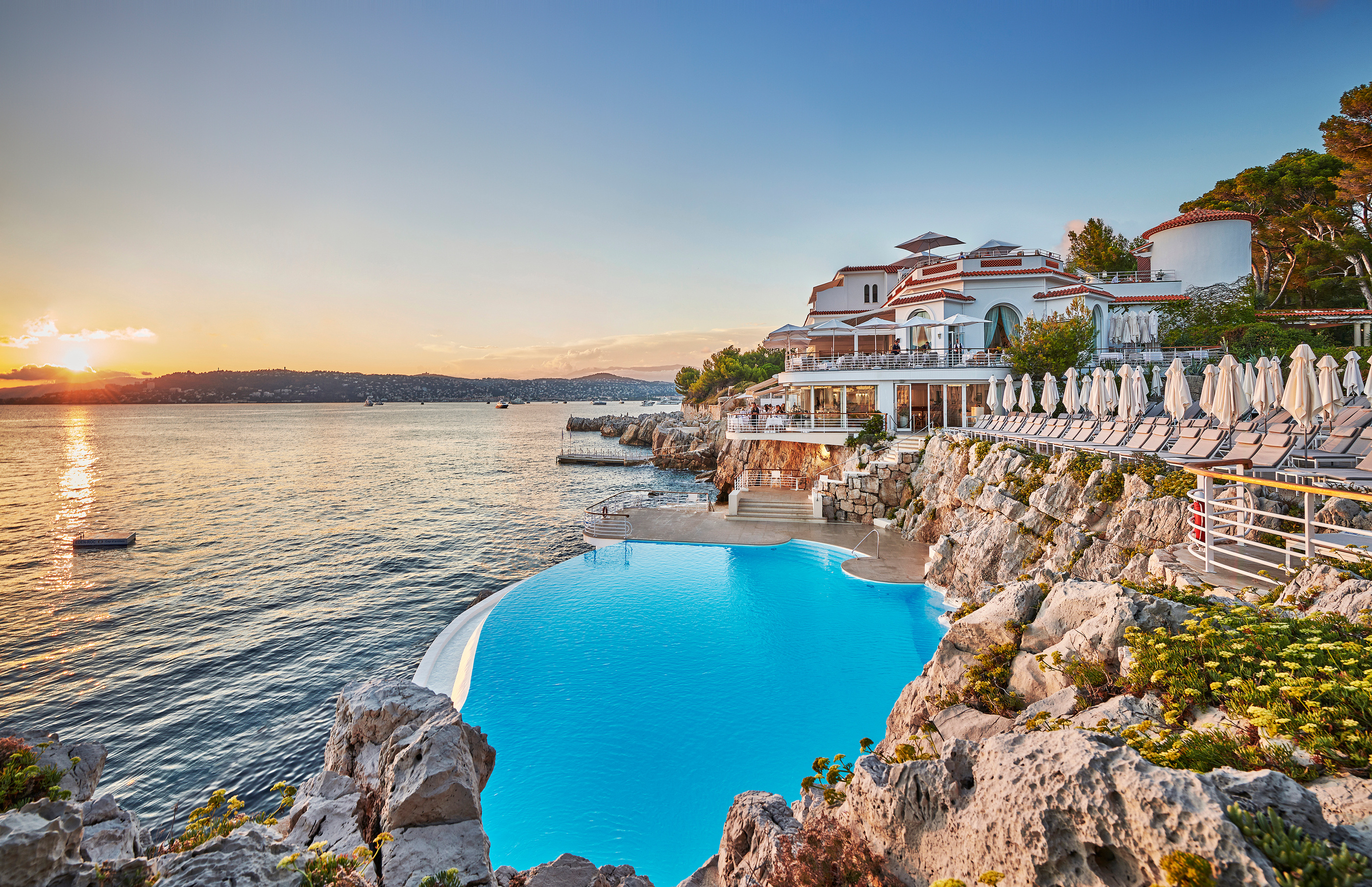 The coastal pool and Eden-Roc Pavilion at sunset in the hotel’s official photographic presentation.