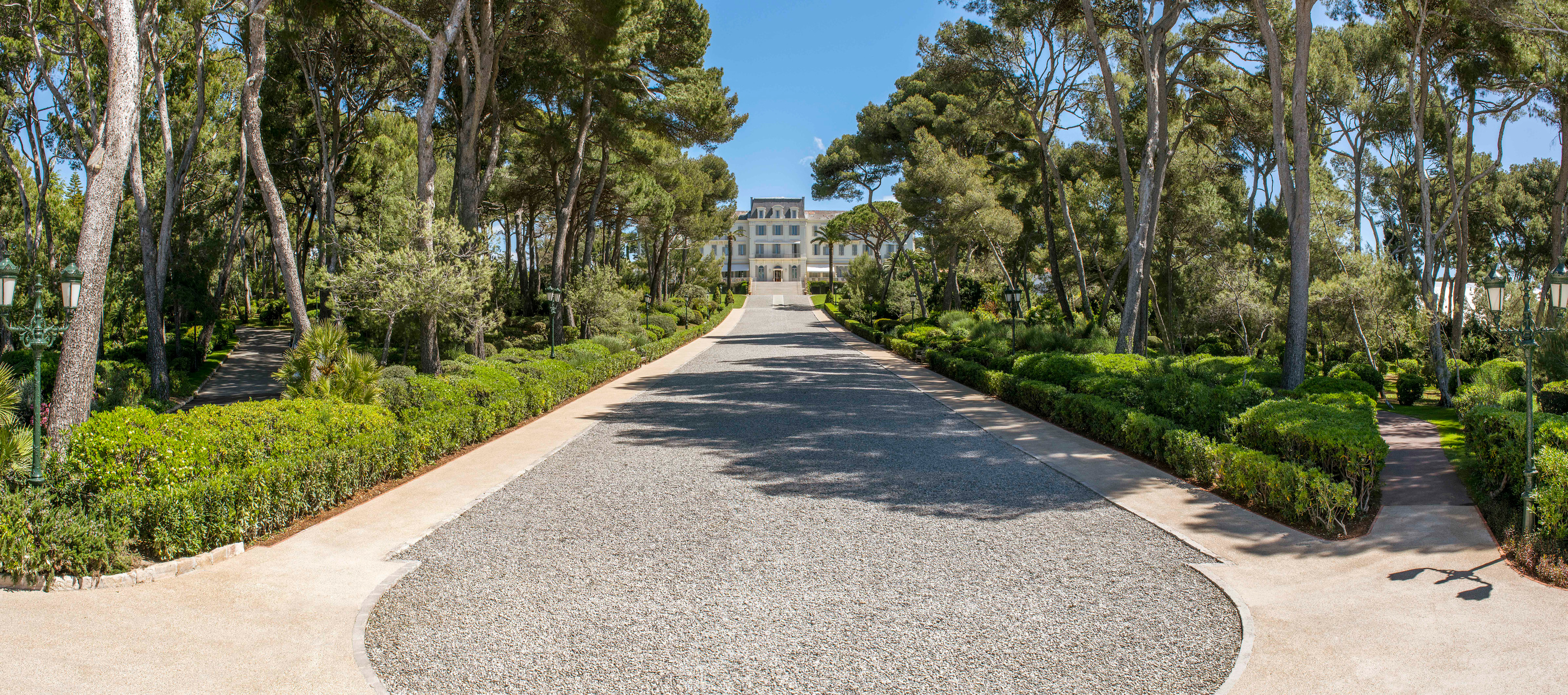 The Grande Allée, linking the formal hotel landscape to the coast.